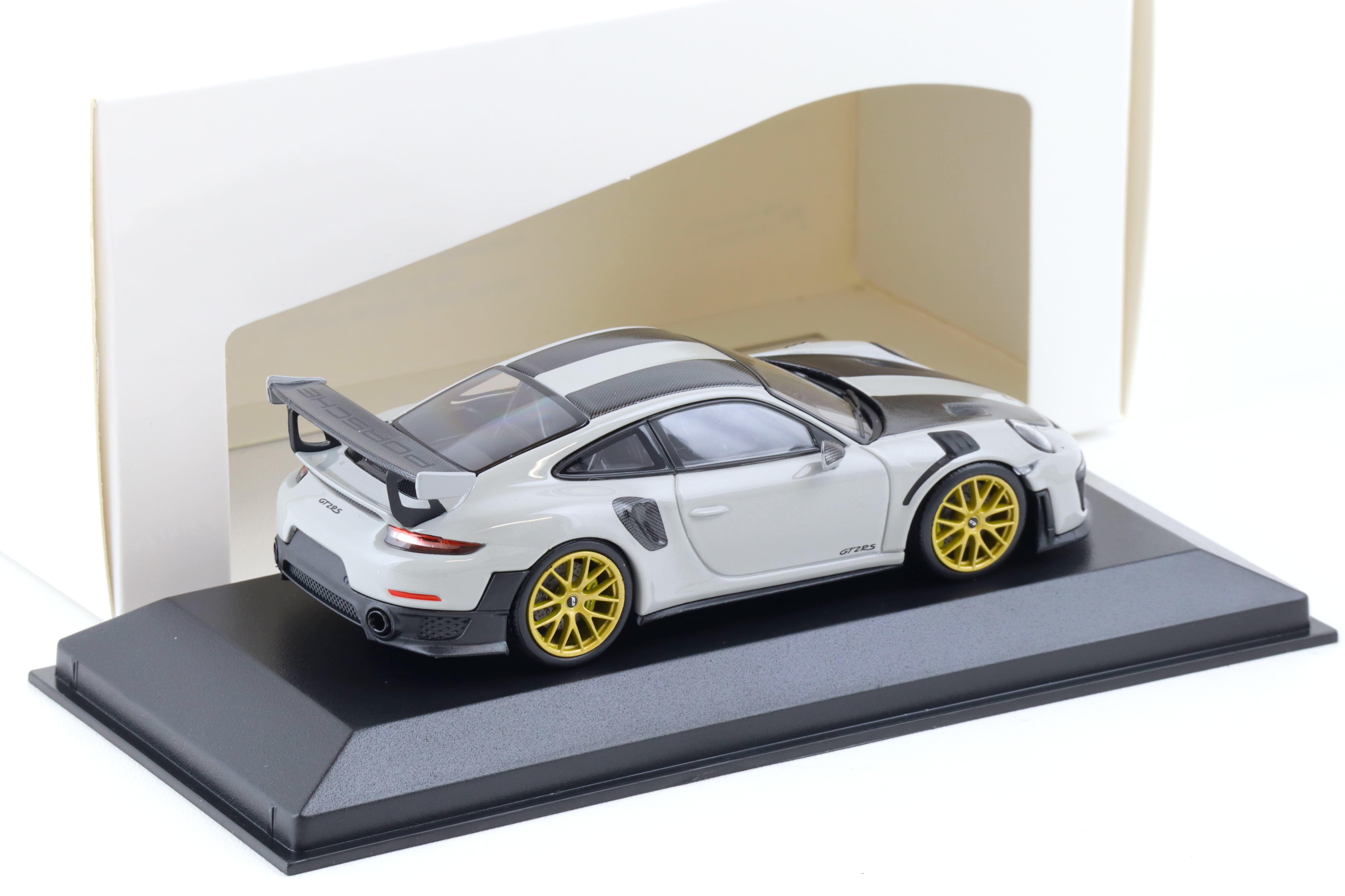 1:43 Minichamps Porsche 911 (991.2) GT2 RS Weissach Package 2018 chalk/ gold wheels