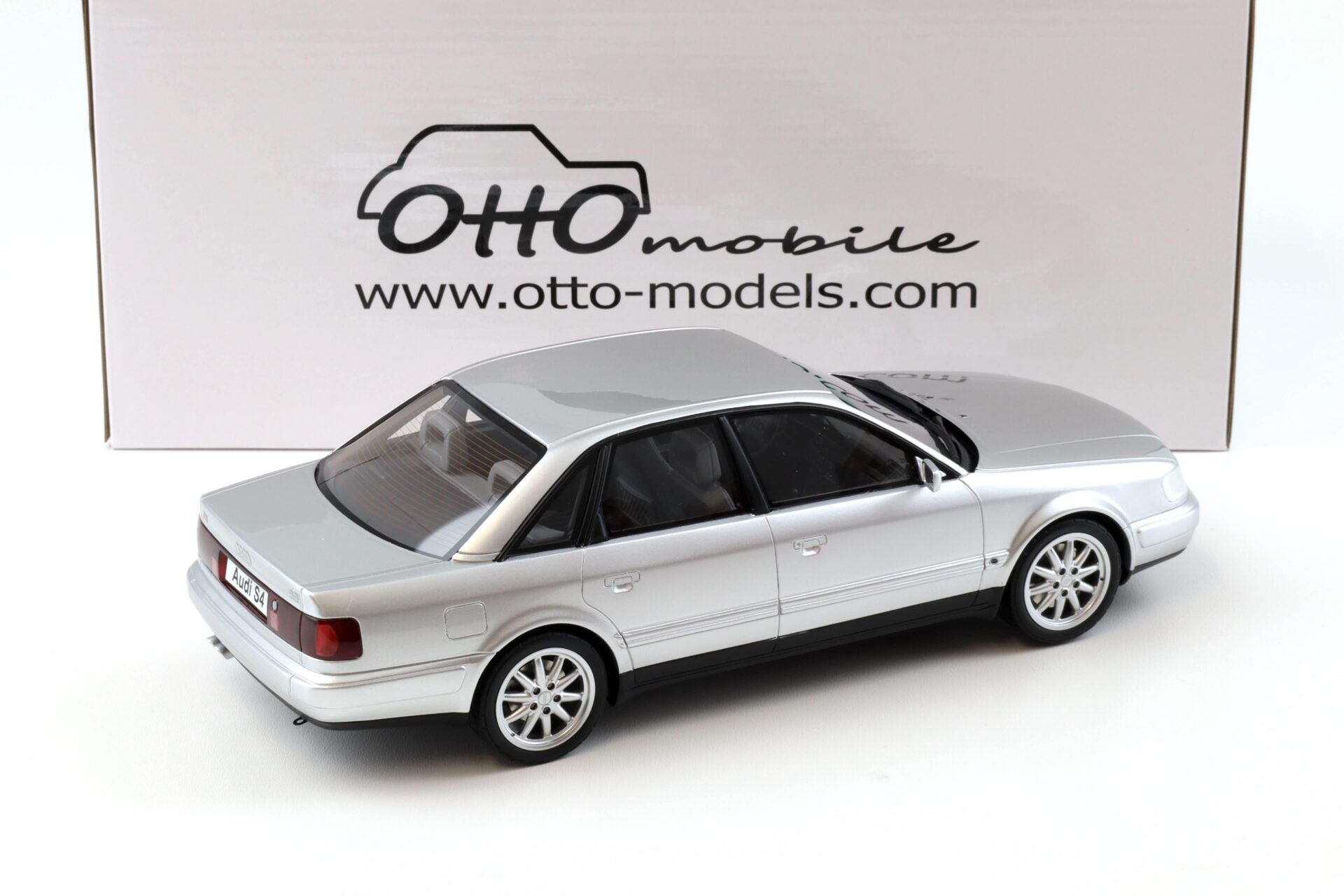 1:18 OTTO mobile OT464 Audi S4 (C4) 4.2 V8 Limousine Crystal silver 1993