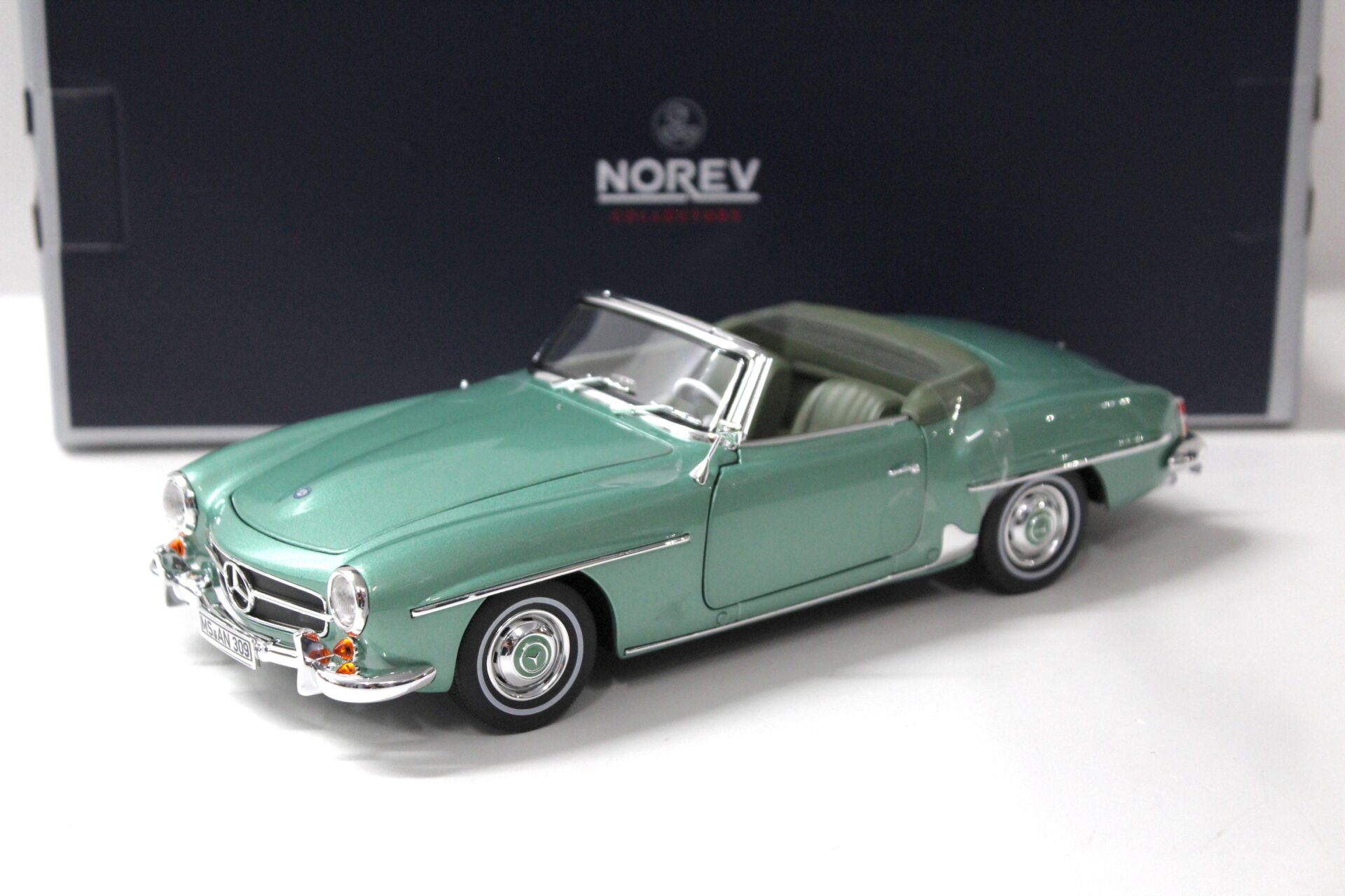 ID 34566 orig 1.jpg 1:18 Norev Mercedes 190SL Cabriolet 1957 light green metallic