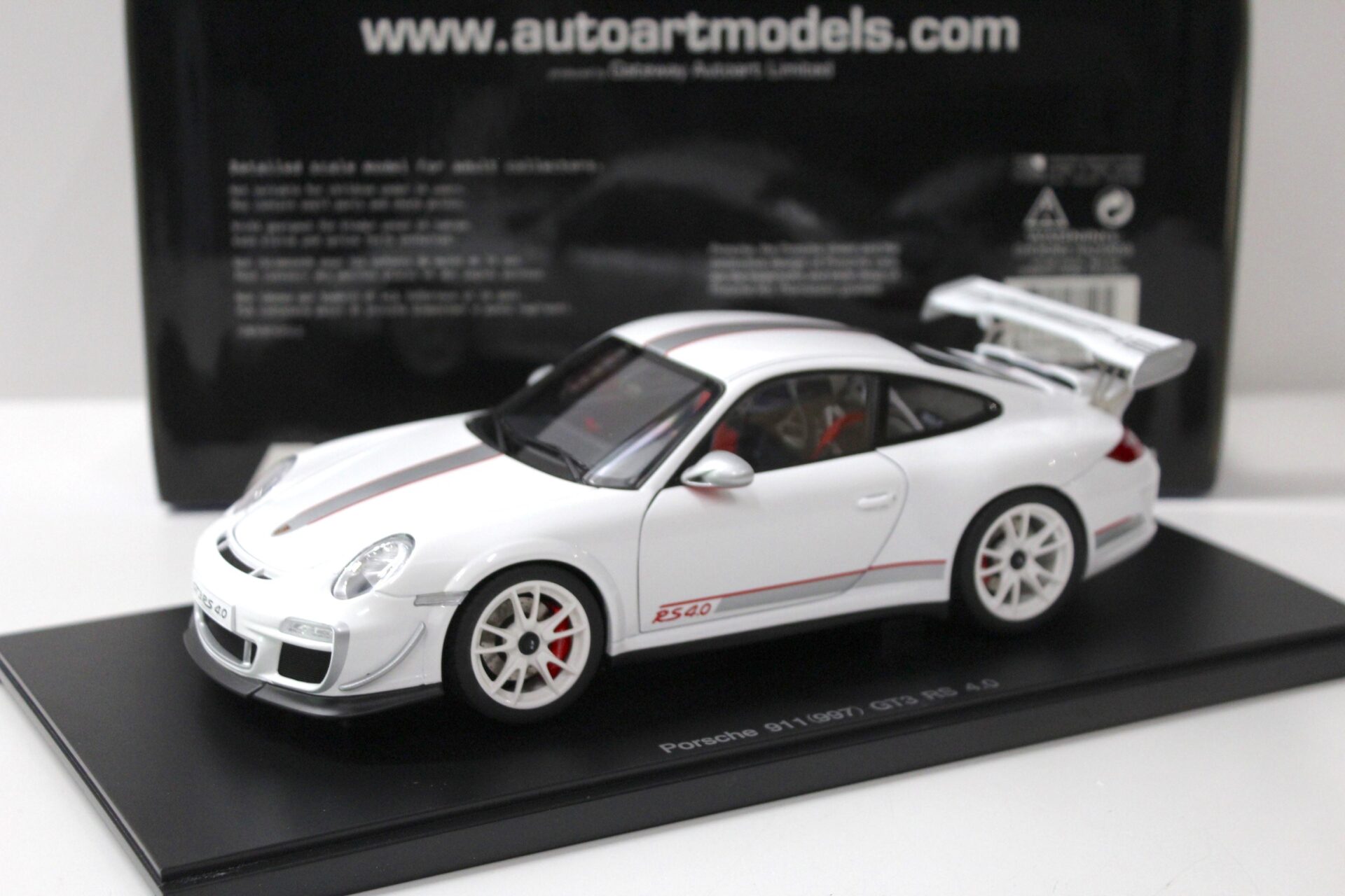 ID 34573 orig 1.jpg 1:18 AUTOart Porsche 911 (997) GT3 RS 4.0 white