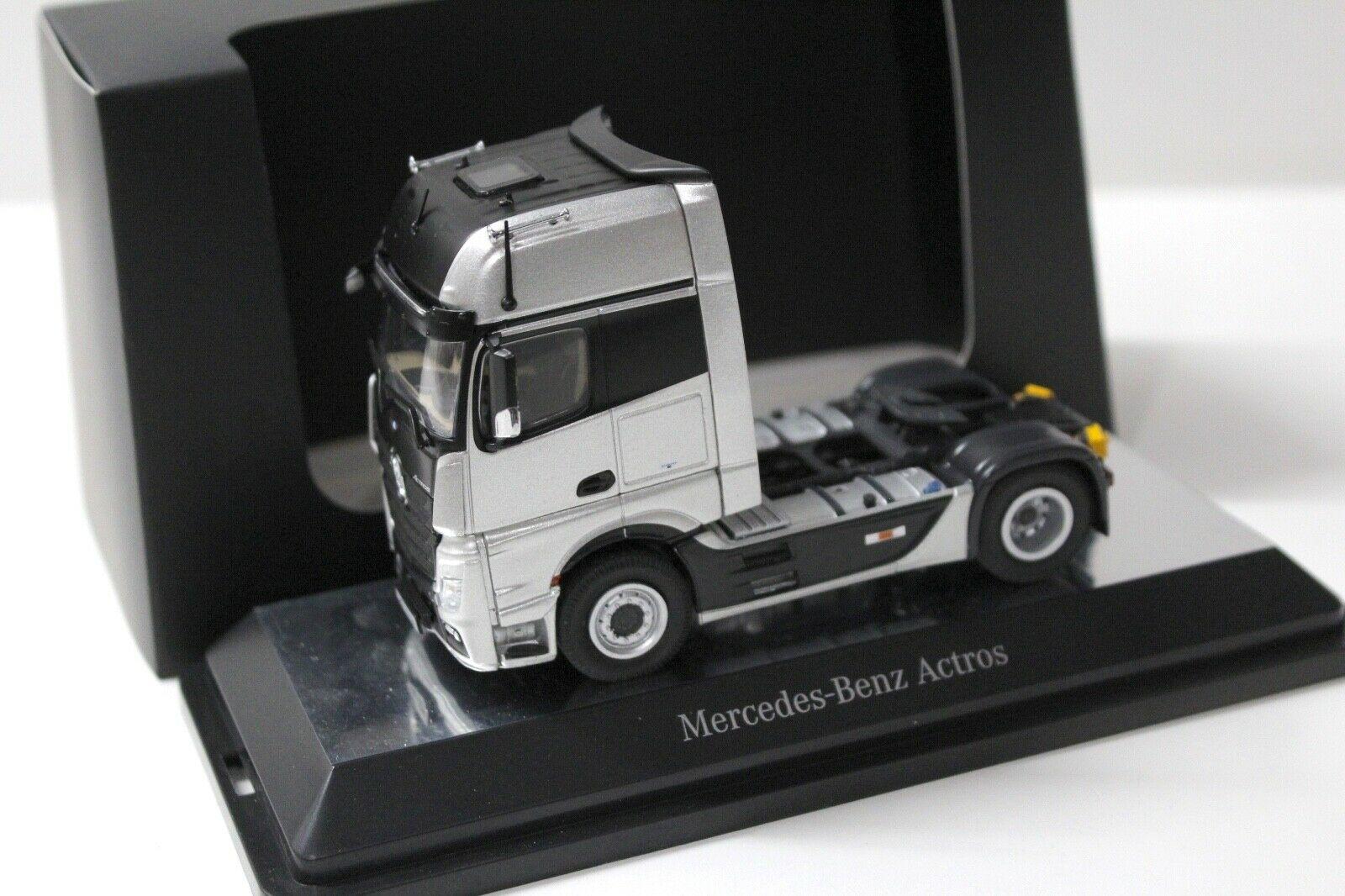 ID 36781 orig 1.jpg 1:50 NZG Mercedes Actros GigaSpace SZM silver DEALER VERSION
