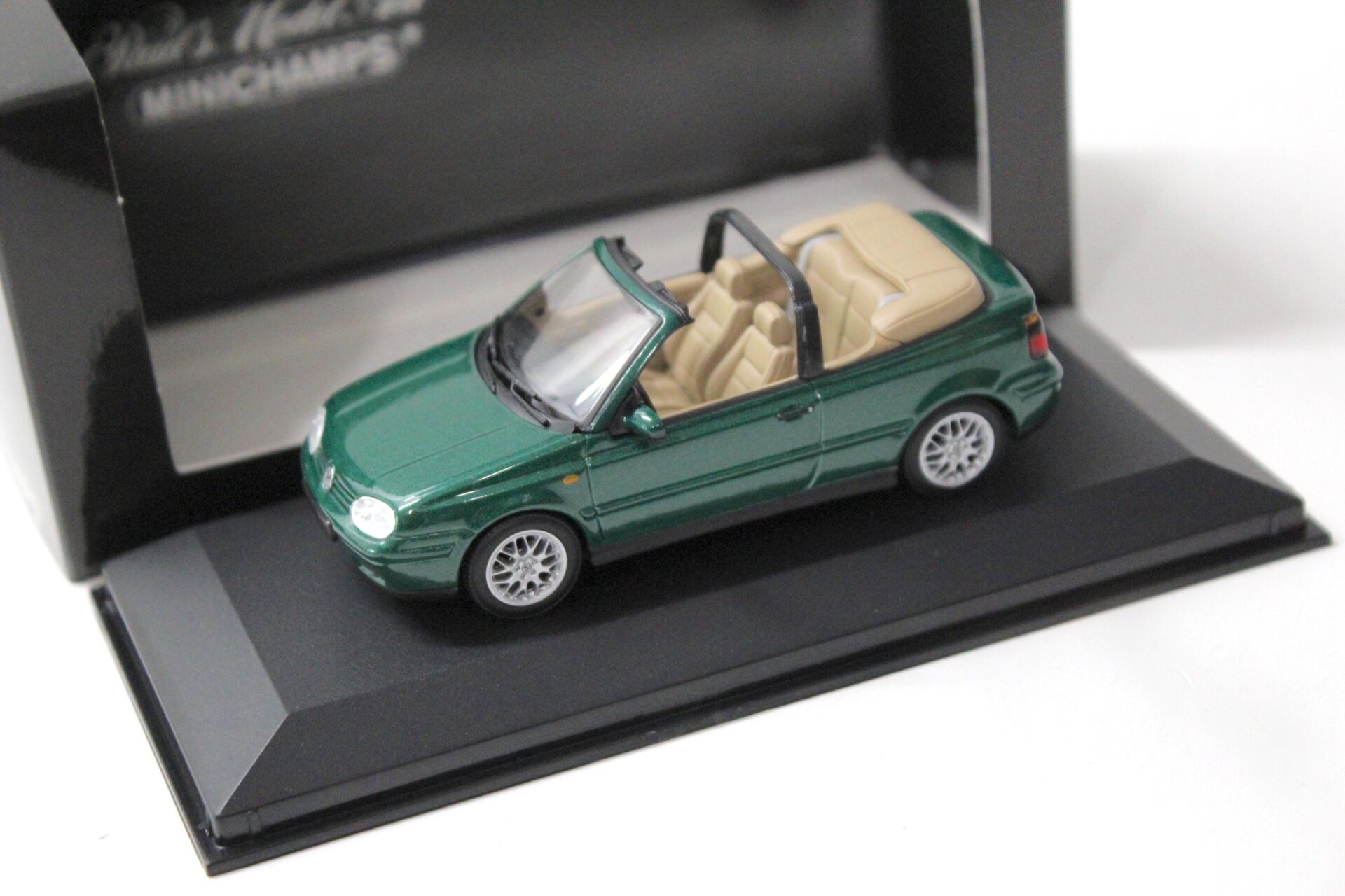 ID 42899 orig 1.jpg 1:43 Minichamps VW Golf IV 4 Cabriolet 1999 bright green pearl effect