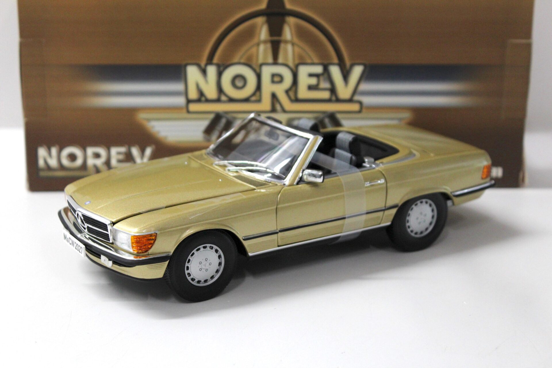 ID 43000 orig.jpg 1:18 Norev Mercedes 300SL Cabriolet W107 gold metallic
