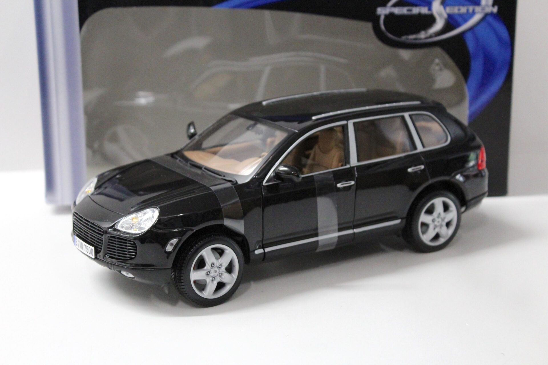 ID 43168 orig 1.jpg 1:18 Maisto Porsche Cayenne Turbo 1.Generation black