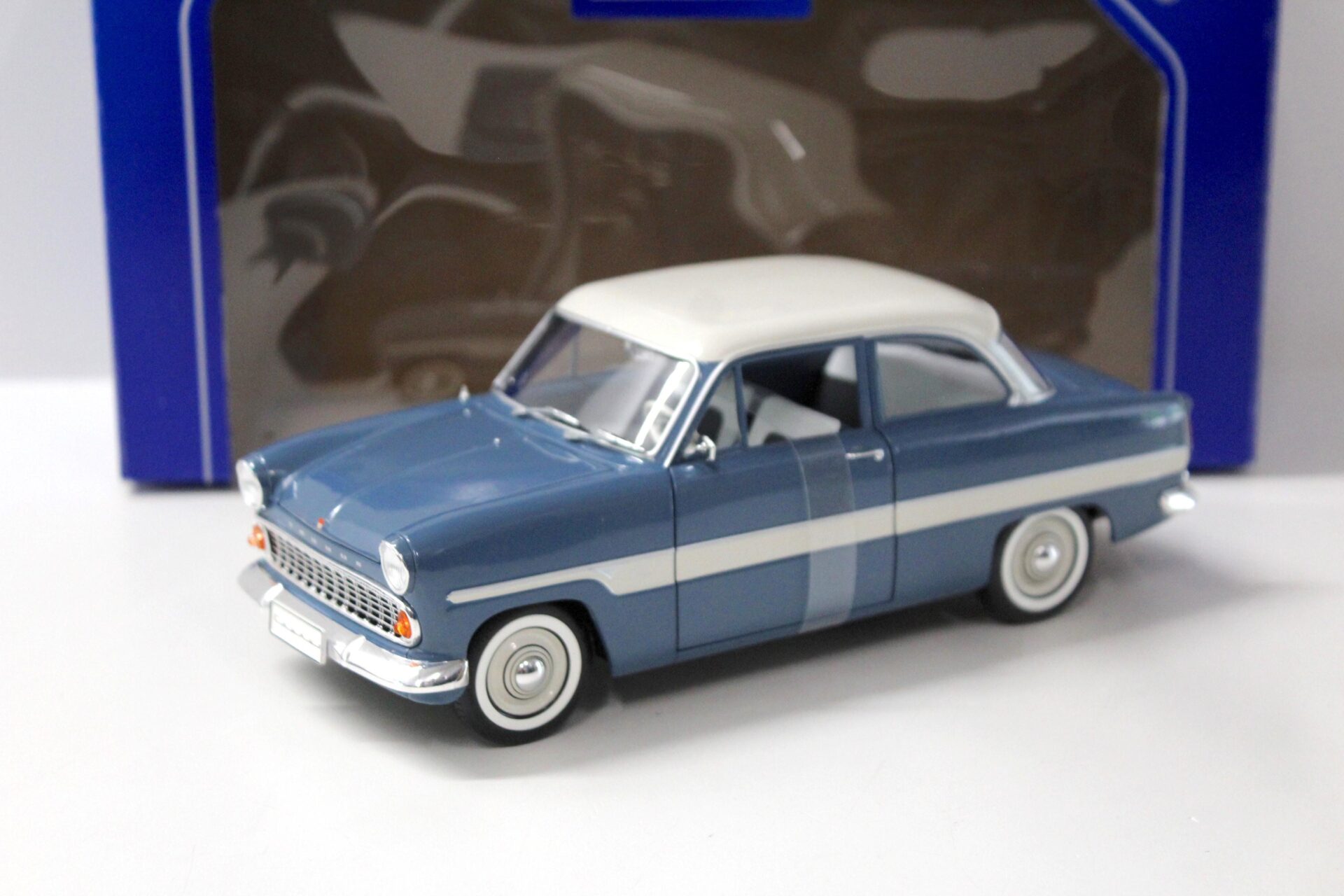 ID 43266 orig.jpg 1:18 Revell Ford 12M "Streifen-Taunus" blue/ white