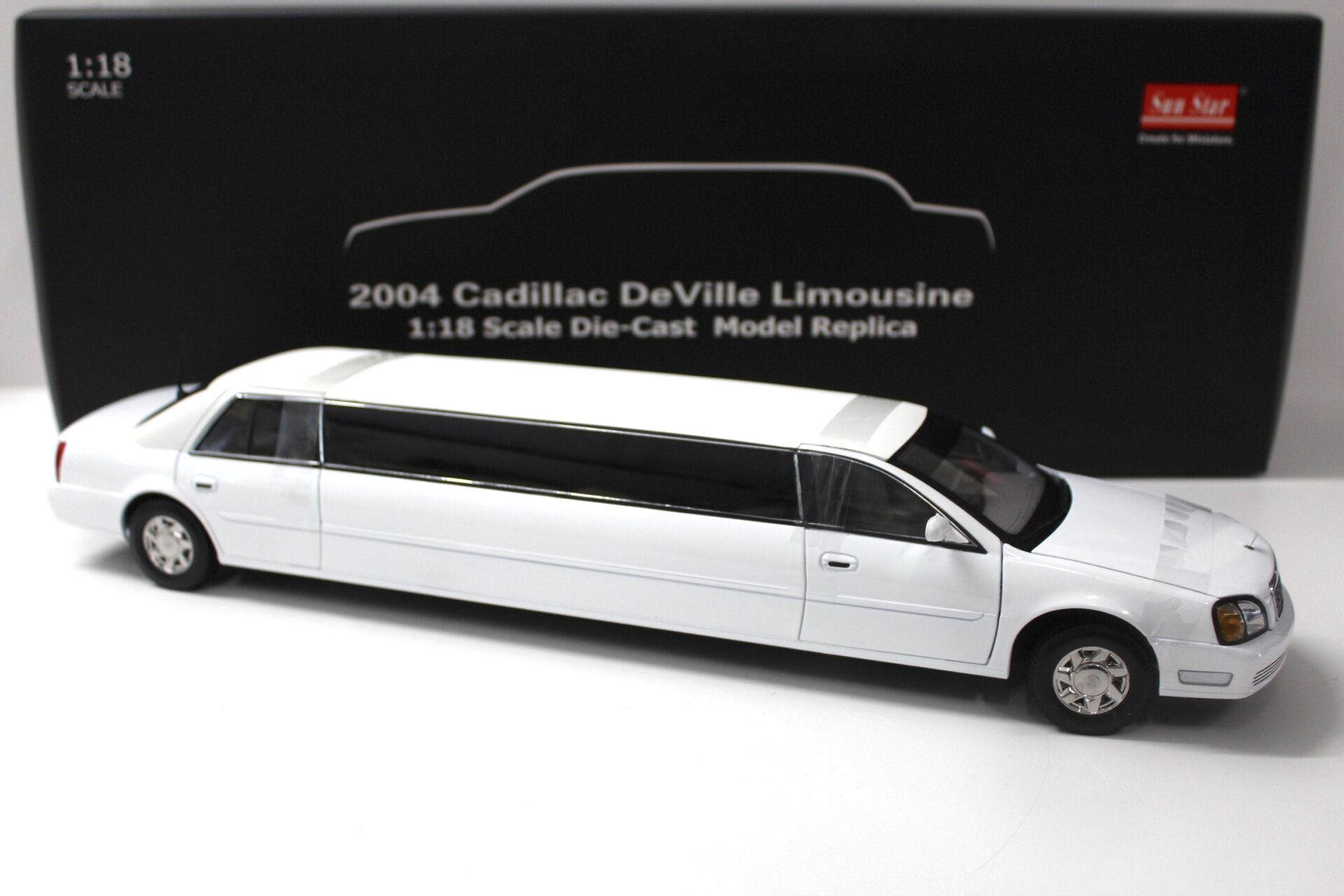 1:18 SunStar 2004 Cadillac DeVille Stretch Limousine white