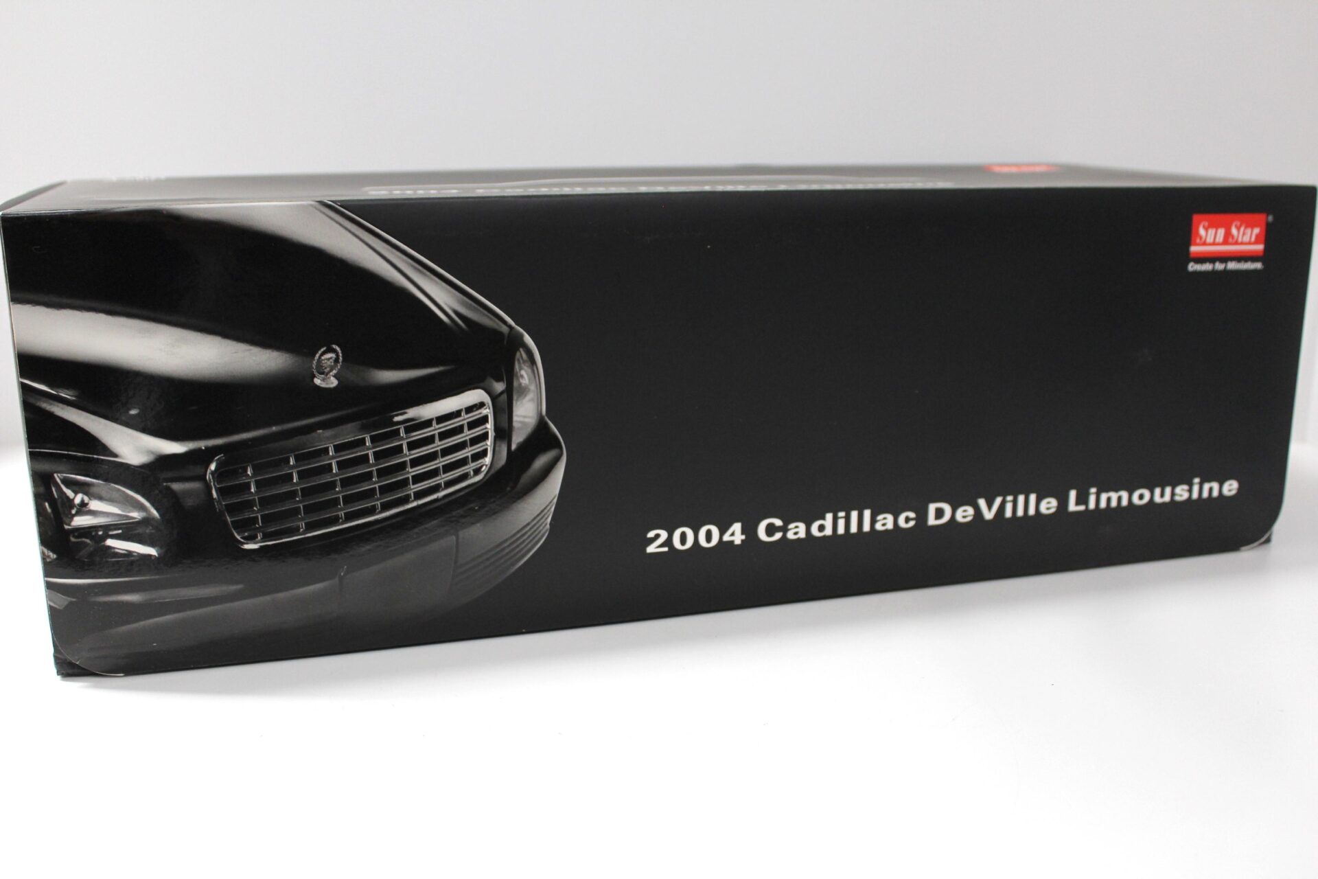 1:18 SunStar 2004 Cadillac DeVille Stretch Limousine white
