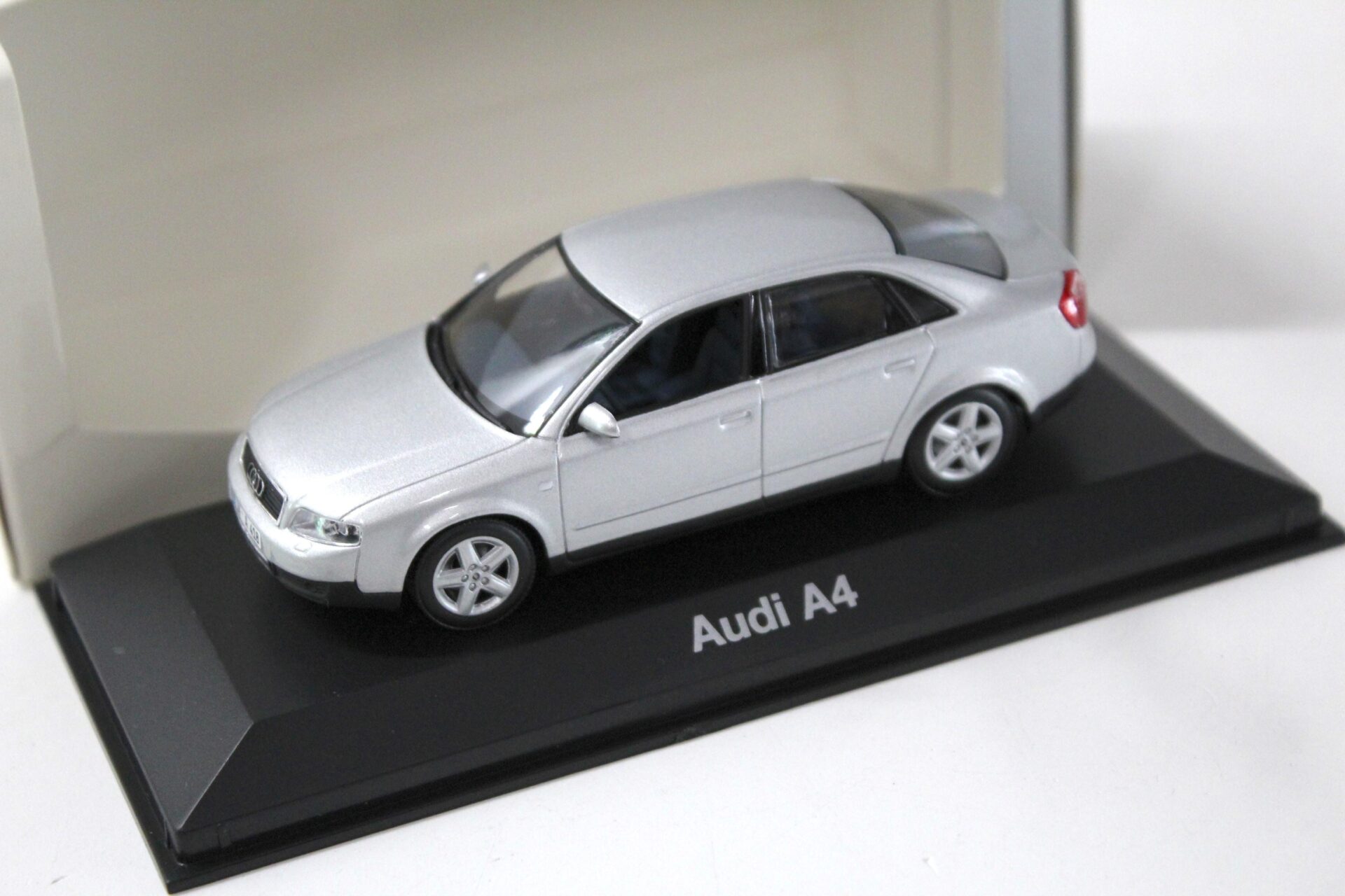 1:43 Minichamps Audi A4 Sedan B6 light silver DEALER – Premium