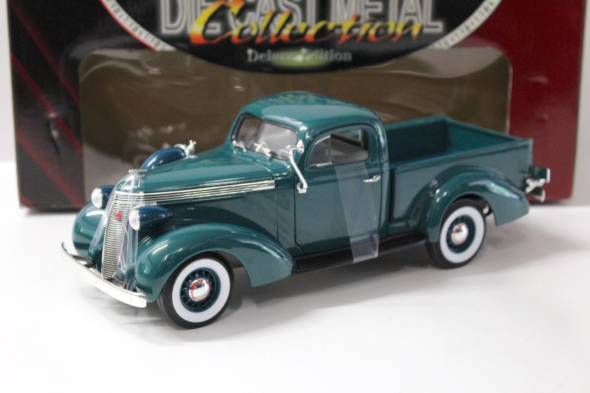 ID 43601 orig.jpg 1:18 Road Signature 1937 Studebaker Coupe Express Pick Up dark green