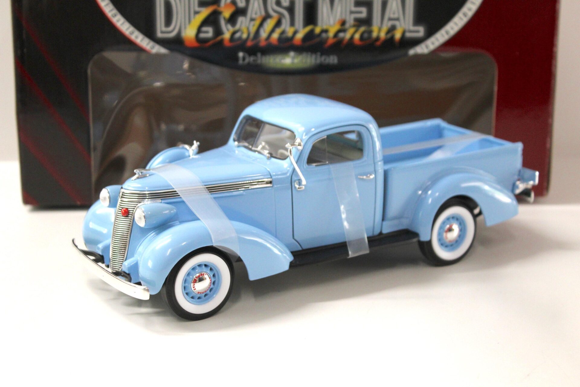 ID 43605 orig 1.jpg 1:18 Road Signature 1937 Studebaker Coupe Express Pick Up light blue