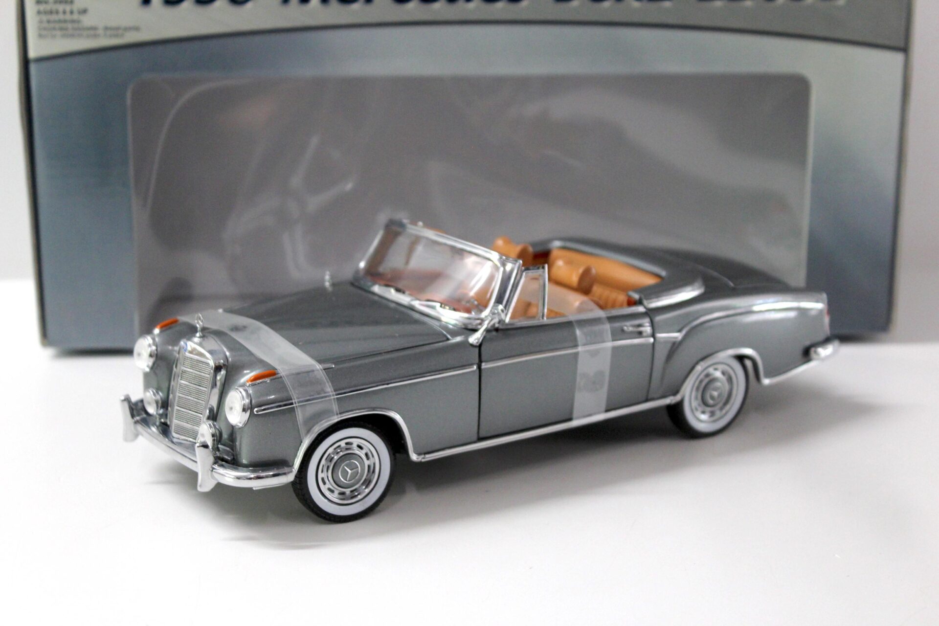 ID 43641 orig 1.jpg 1:18 Sun Star Mercedes 220SE Cabriolet grey 1958