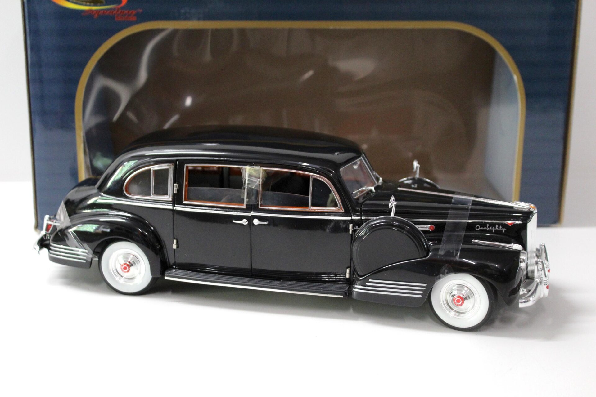1:18 Signature Models 1941 Packard Limousine black