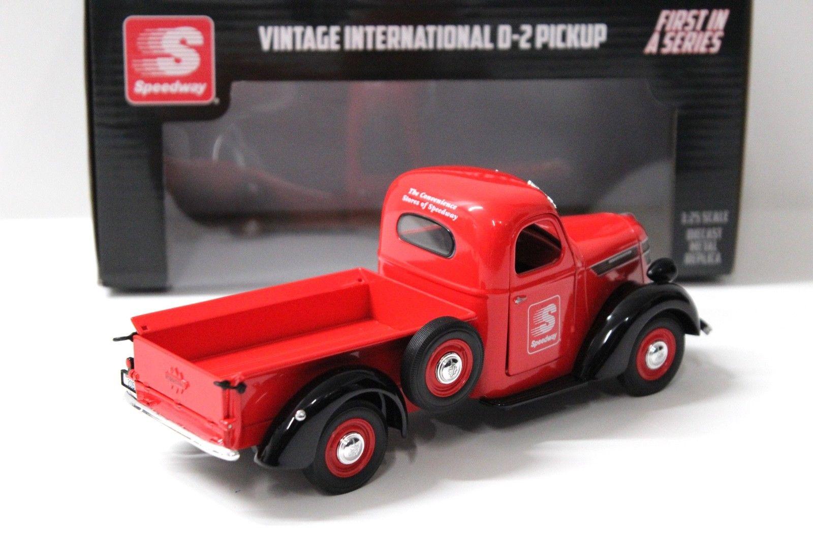 1:24 First Gear Vintage International D-2 Pickup red