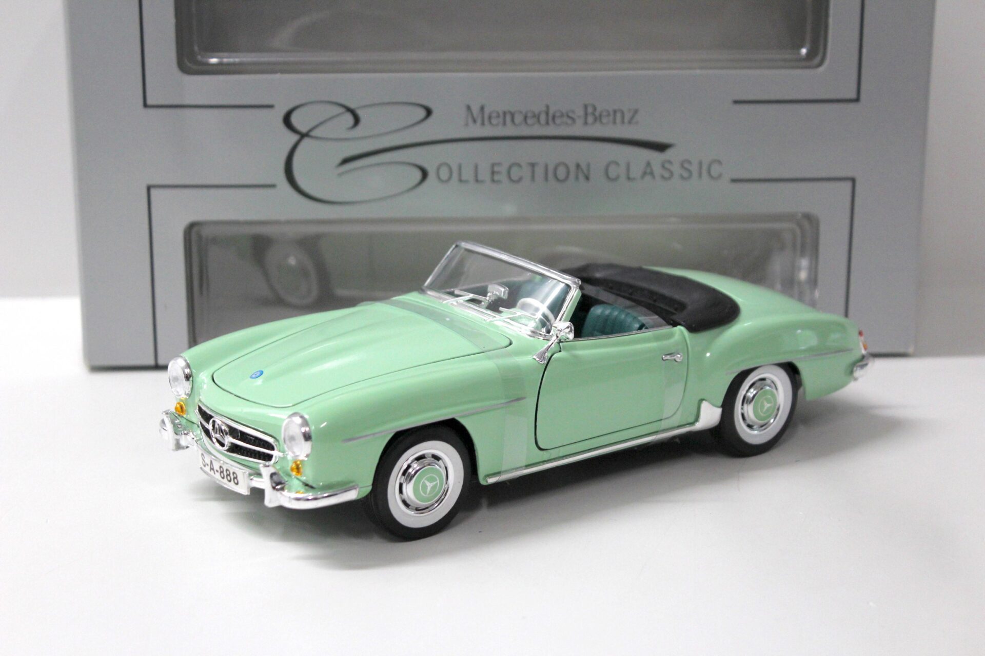 ID 44136 orig 1.jpg 1:18 Maisto Mercedes 190SL Cabriolet 1955 green DEALER