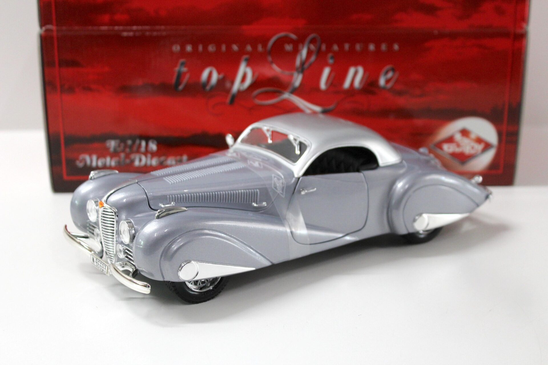 ID 44212 orig 1.jpg 1:18 Guiloy Delahaye Coupe light blue/ silver roof