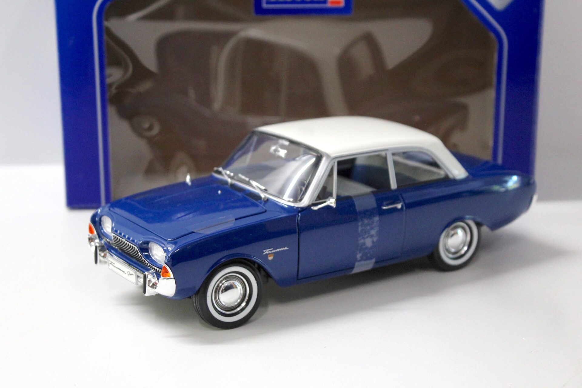 ID 44423 orig 1.jpg 1:18 Revell Ford Taunus 17M dark blue/ white roof