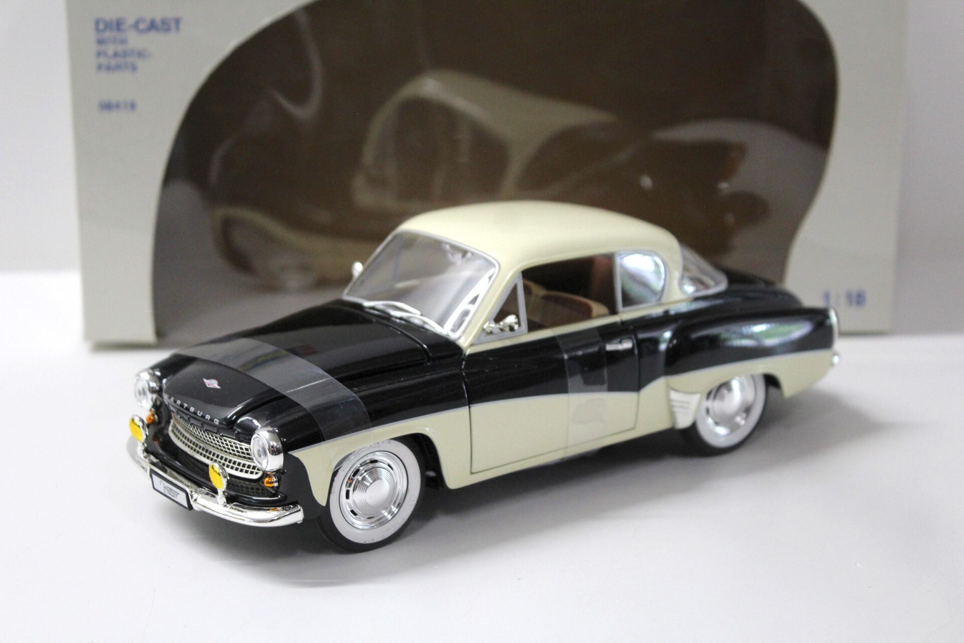 ID 44439 orig.jpg 1:18 Revell Wartburg 311 Coupe black/ beige