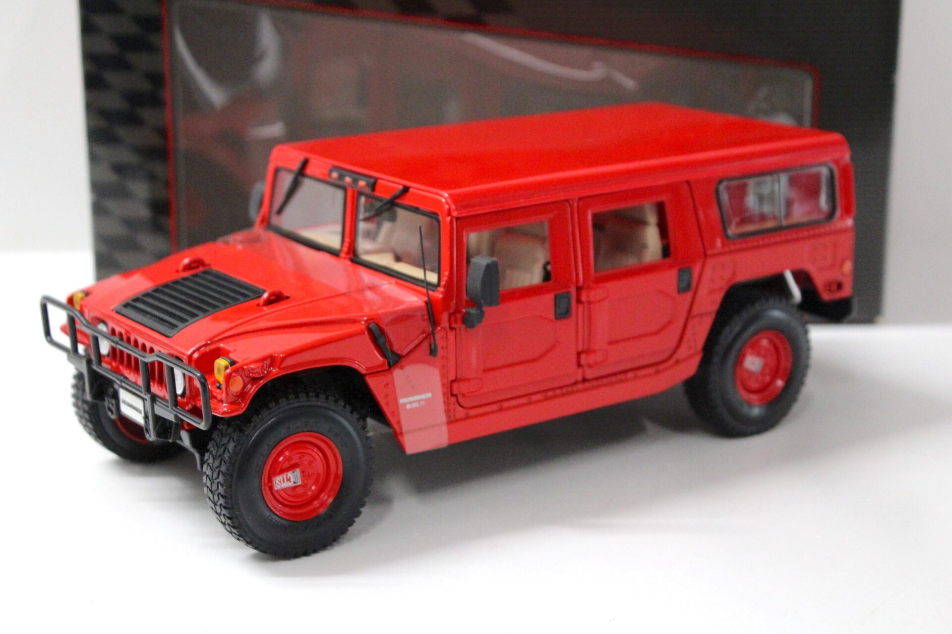 ID 44475 orig 1.jpg 1:18 Maisto Hummer Humvee Station Wagon red