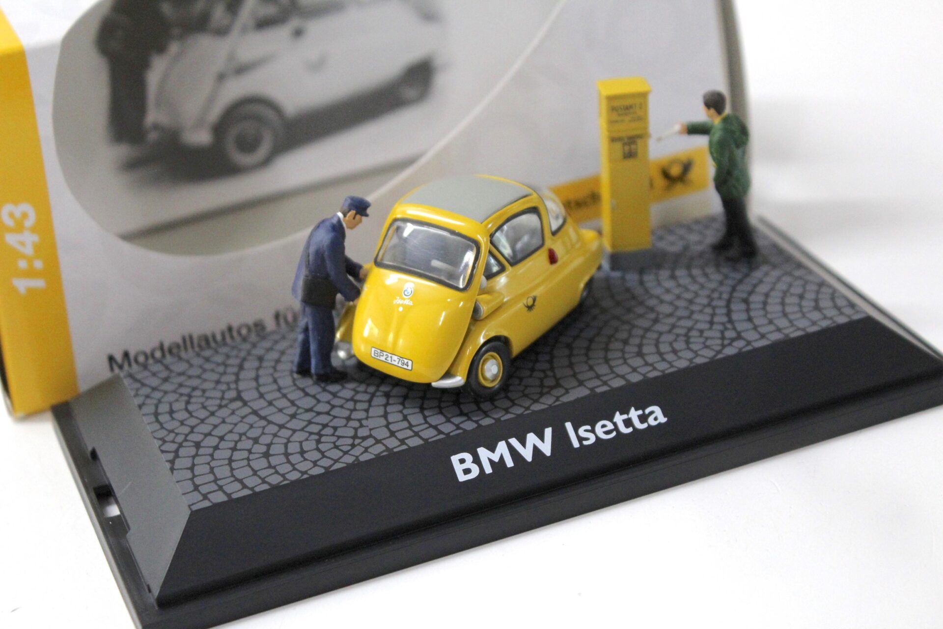 ID 44774 orig.jpg 1:43 Schuco BMW Isetta Deutsche Post Diorama + 2 Figuren yellow