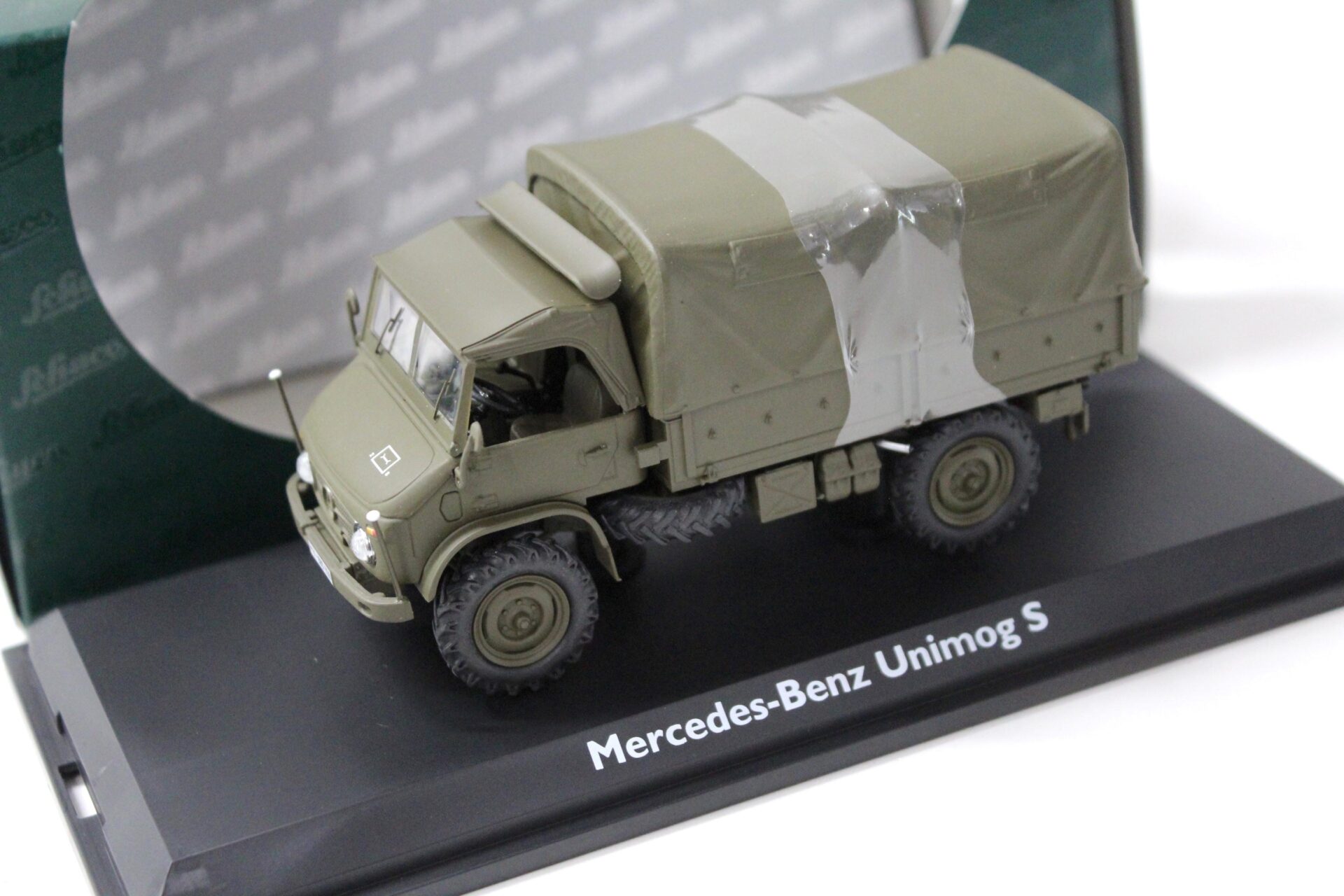ID 44985 orig.jpg 1:43 Schuco Mercedes Unimog S Pritsche/ Plane Bundeswehr green