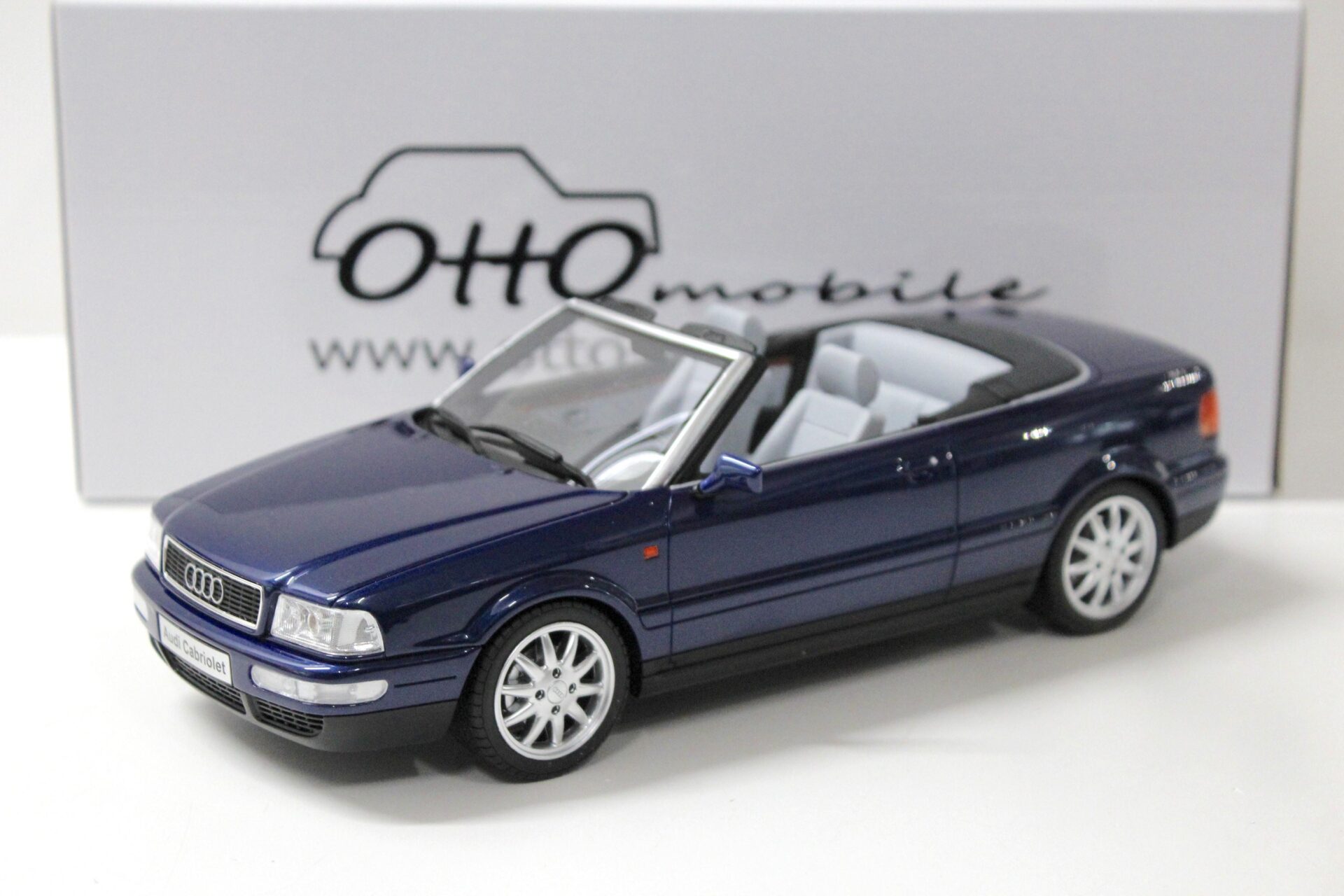 ID 45333 orig 1.jpg 1:18 OTTO mobile OT806 Audi 80 Cabriolet Santorini blue