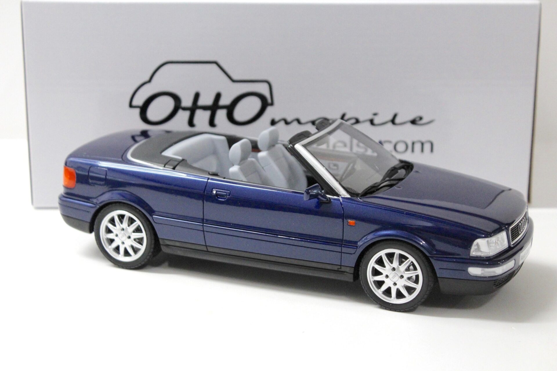 1:18 OTTO mobile OT806 Audi 80 Cabriolet Santorini blue