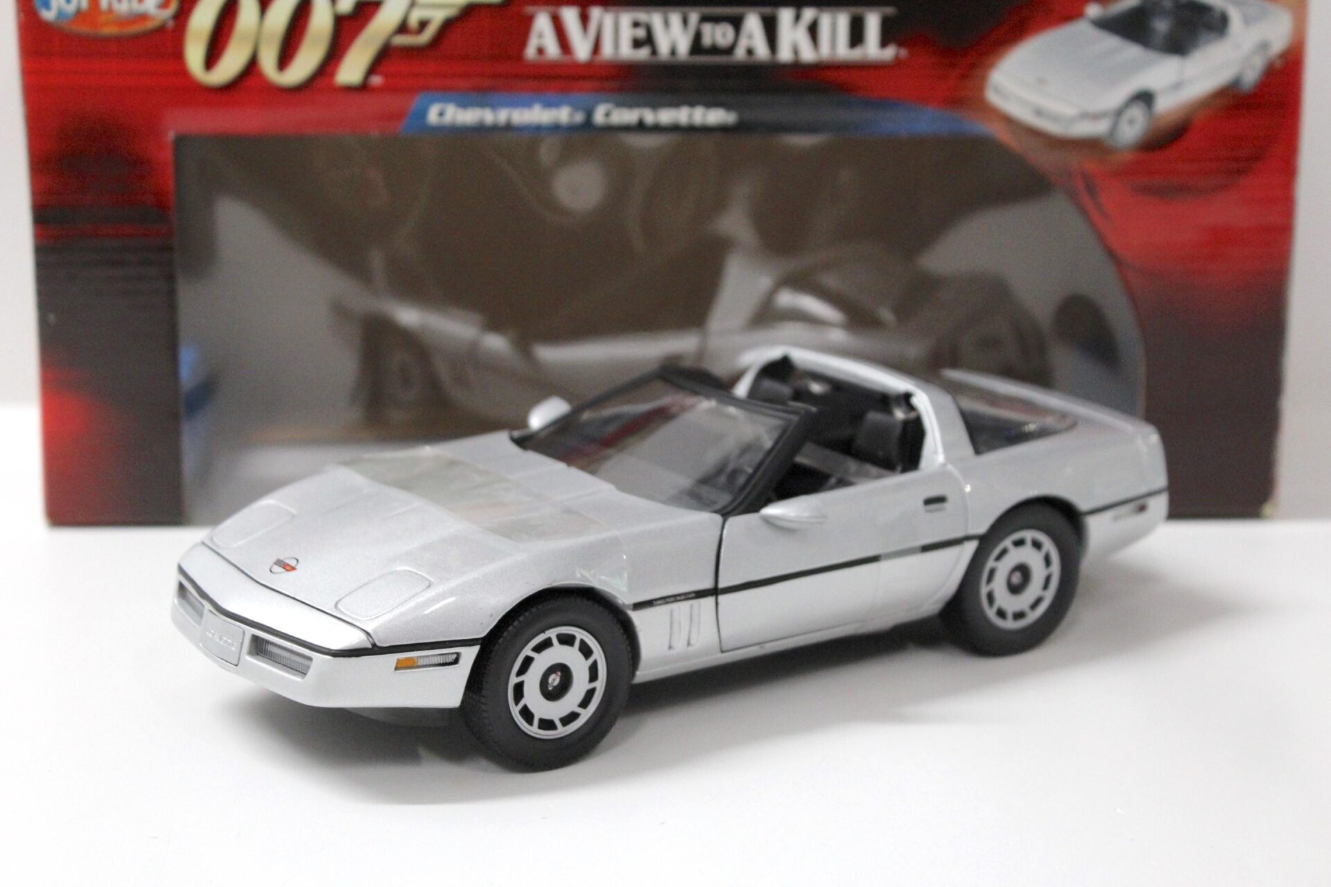 ID 45357 orig.jpg 1:18 Joyride ERTL Chevrolet Corvette James Bond "A View to a Kill"
