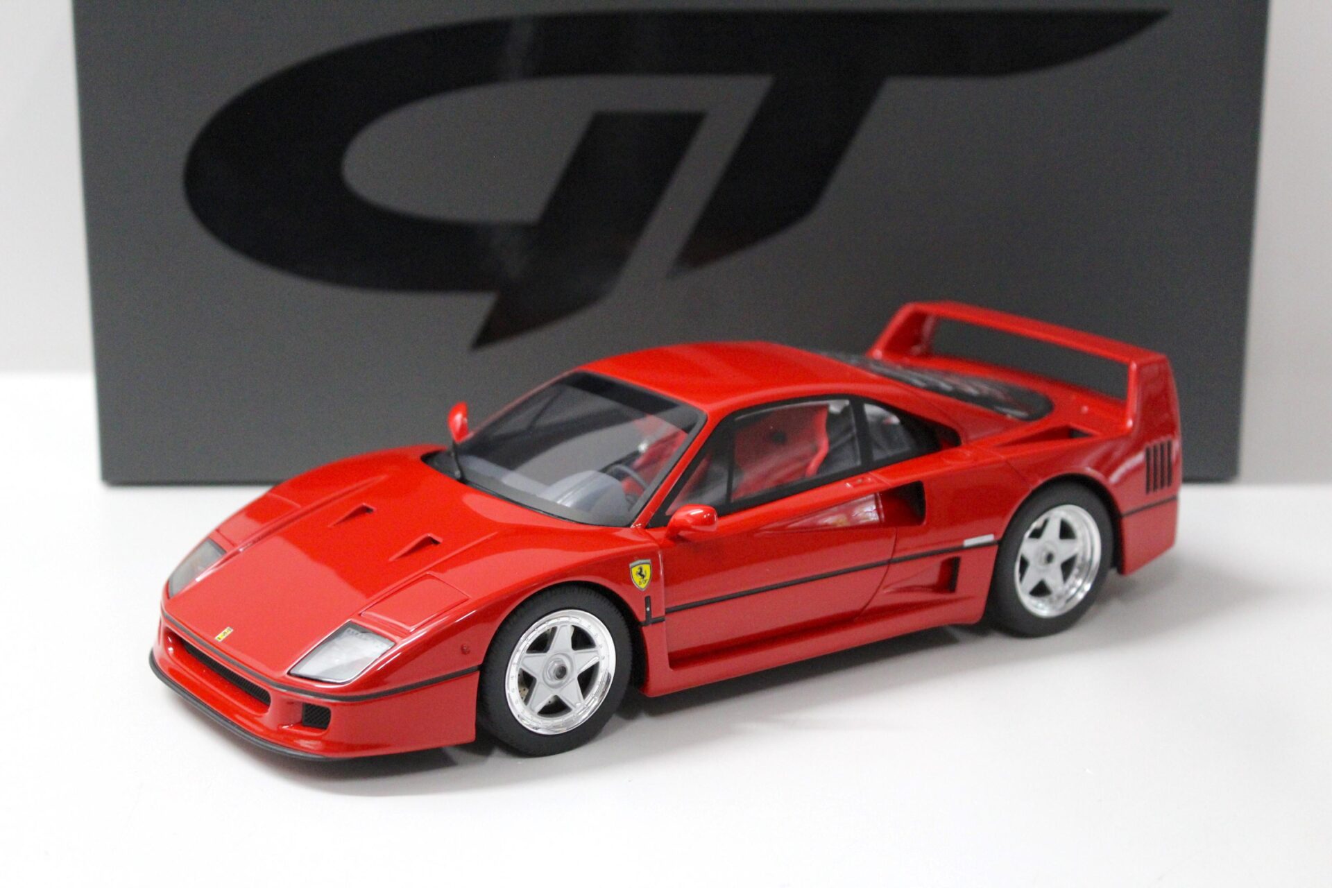 ID 47146 orig 1.jpg 1:18 GT Spirit GT291 Ferrari F40 rosso corsa red 1987