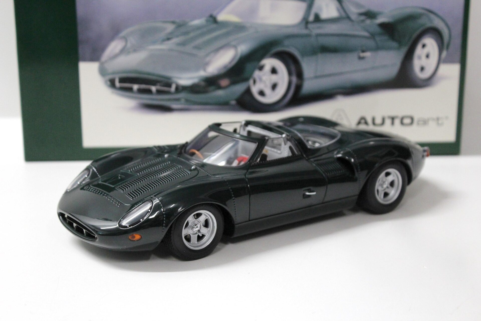 ID 47217 orig 1.jpg 1:18 AUTOart Jaguar XJ 13 dark green