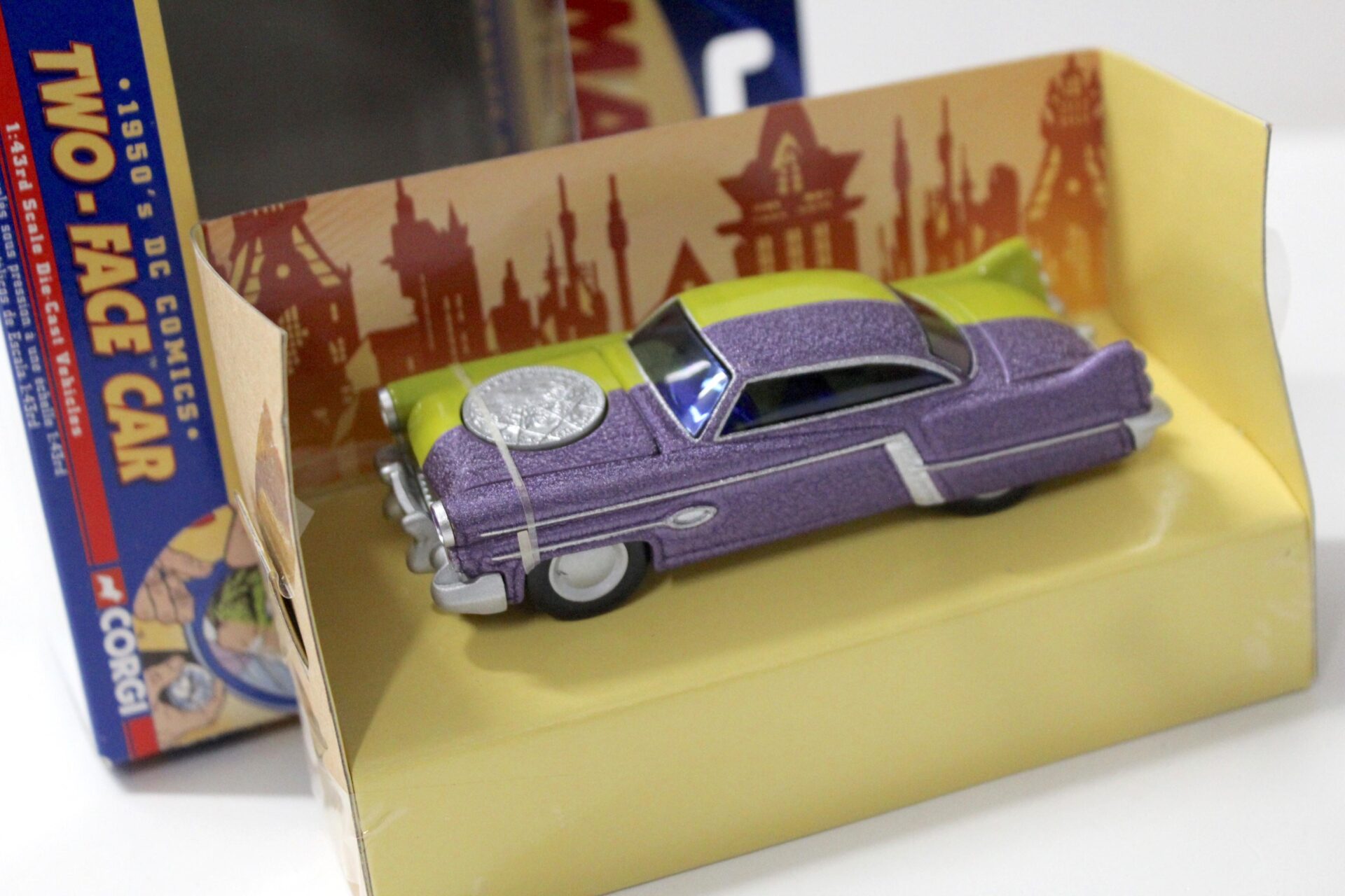 ID 47626 orig 1.jpg 1:43 Corgi 1950´s DC Comics TWO-Face Car Batman