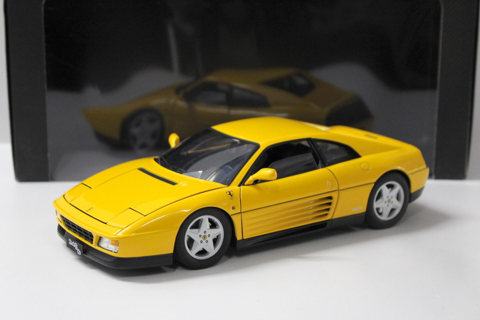 ID 47695 orig 1.jpg 1:18 Hot Wheels Elite Ferrari 348tb Coupe yellow