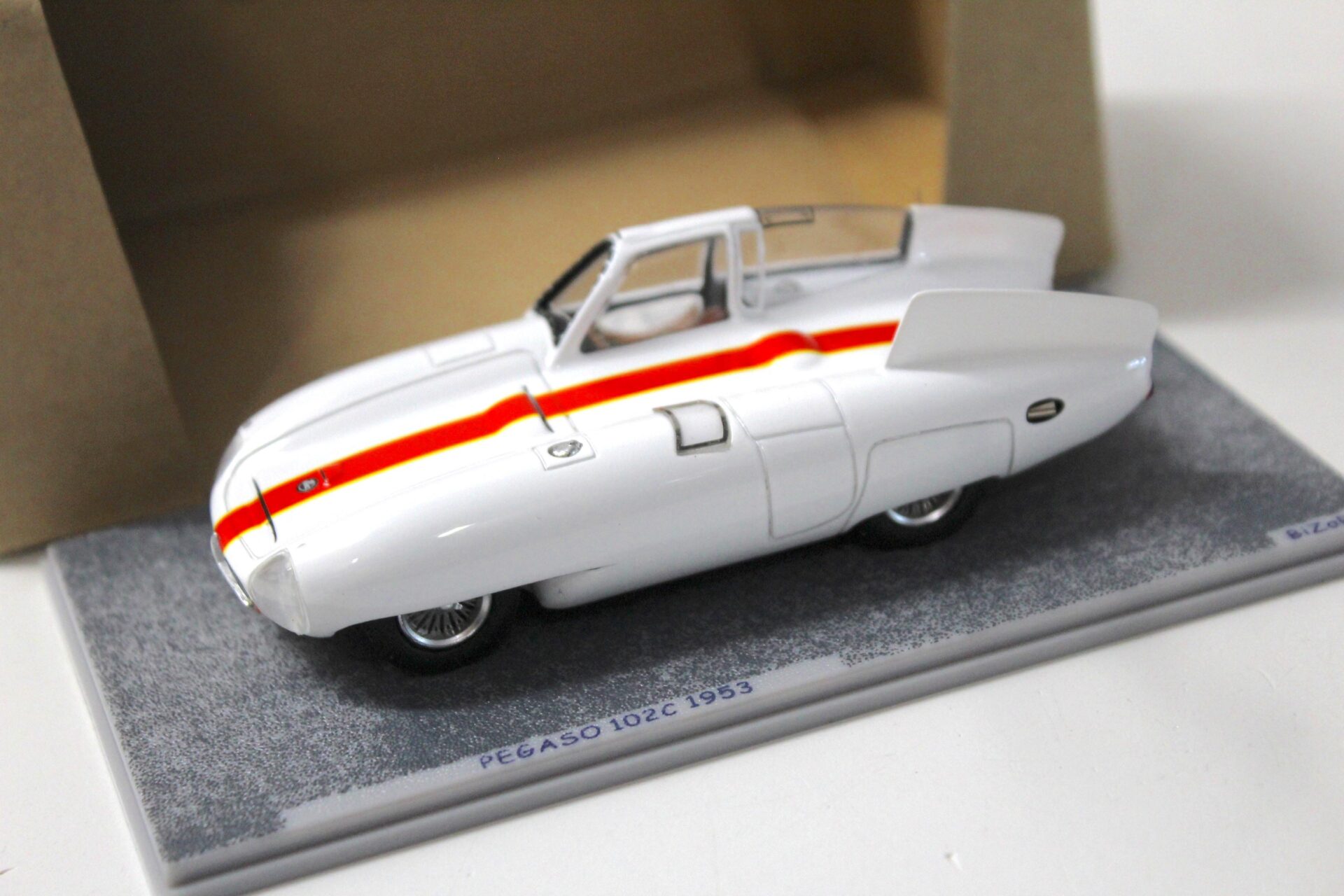 ID 47979 orig 1.jpg 1:43 Spark Bizarre Pegaso 102C Bisiluro 1953 white/ red stripe