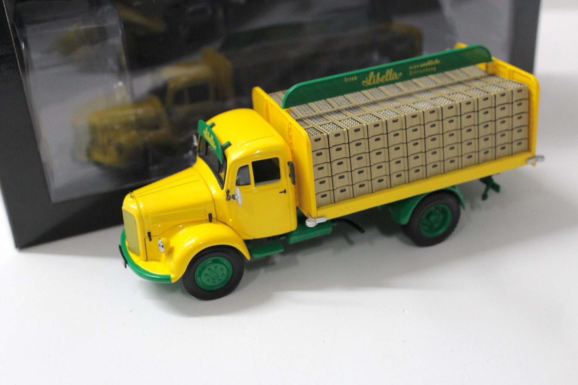 ID 48280 orig.jpg 1:43 Minichamps Mercedes L3500 Getränkewagen LIBELLA yellow/ green