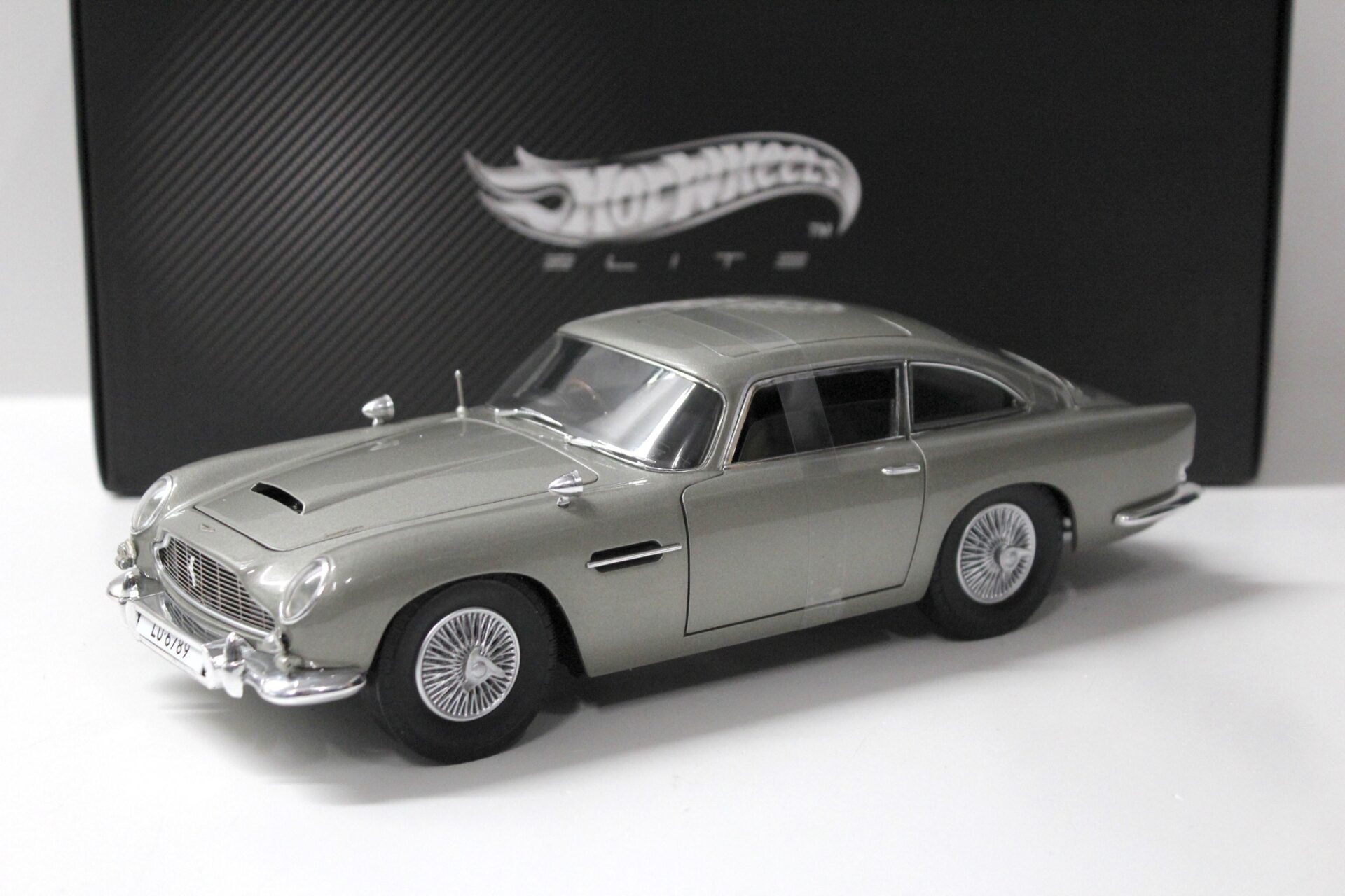 ID 48331 orig 1.jpg 1:18 Hot Wheels Elite Aston Martin DB5 James Bond 007 Goldfinger