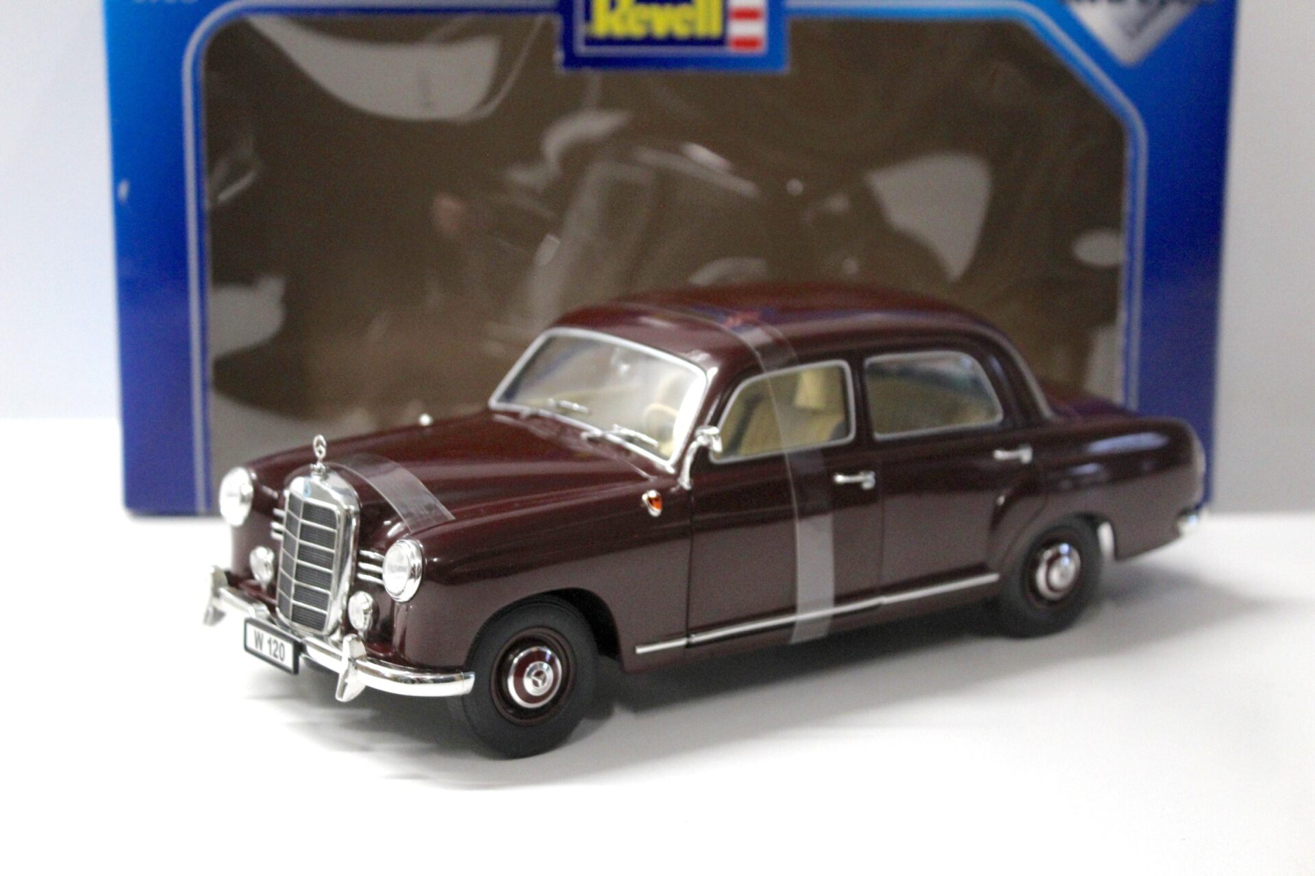ID 49521 orig 1.jpg 1:18 Revell Mercedes 180 "Ponton" dark red