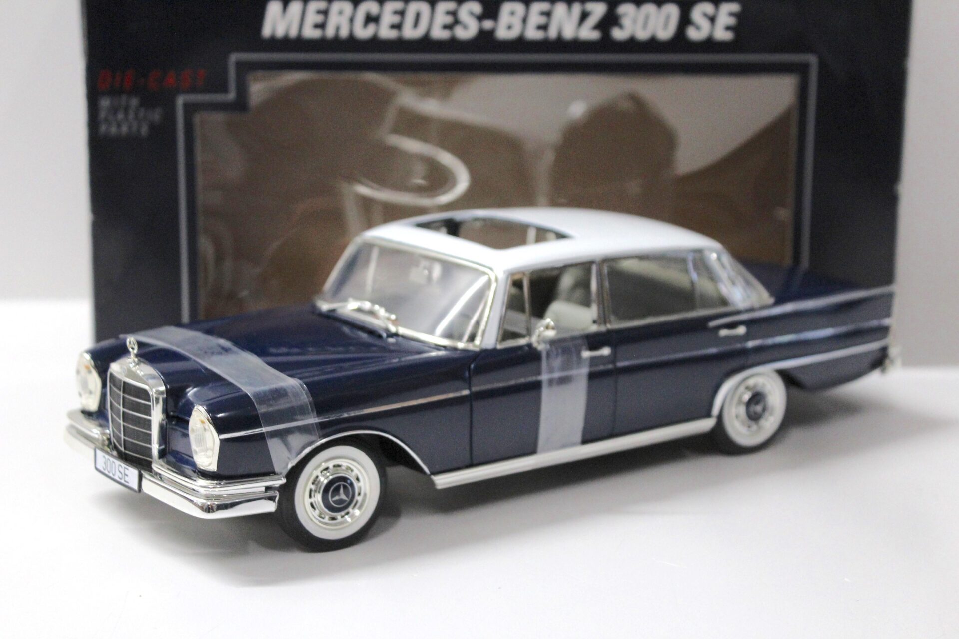 ID 49525 orig 1.jpg 1:18 Revell Mercedes 300 SE Limousine dark blue/ white