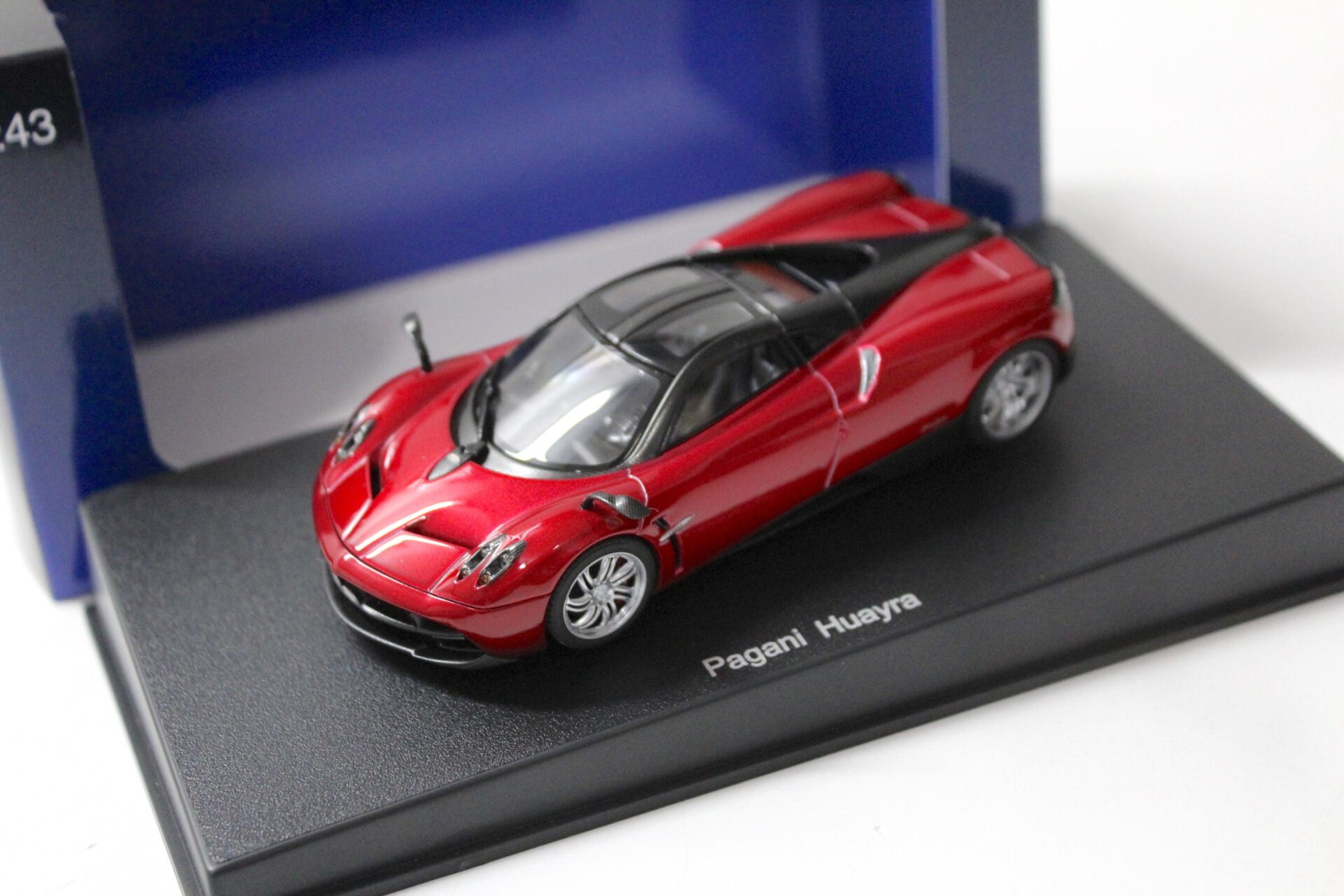 ID 51639 orig 1.jpg 1:43 AUTOart Pagani Huayra 2011 red metallic