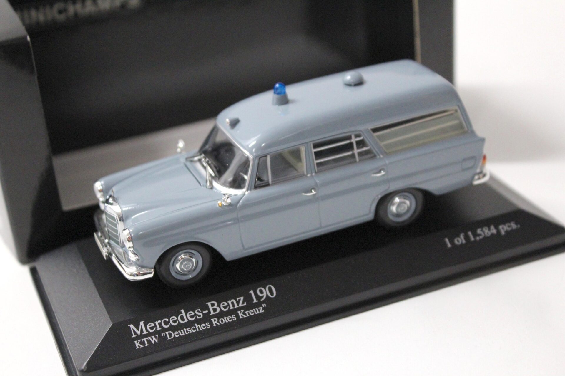ID 51672 orig 1.jpg 1:43 Minichamps Mercedes 190 KTW Krankenwagen DRK Rotes Kreuz grey