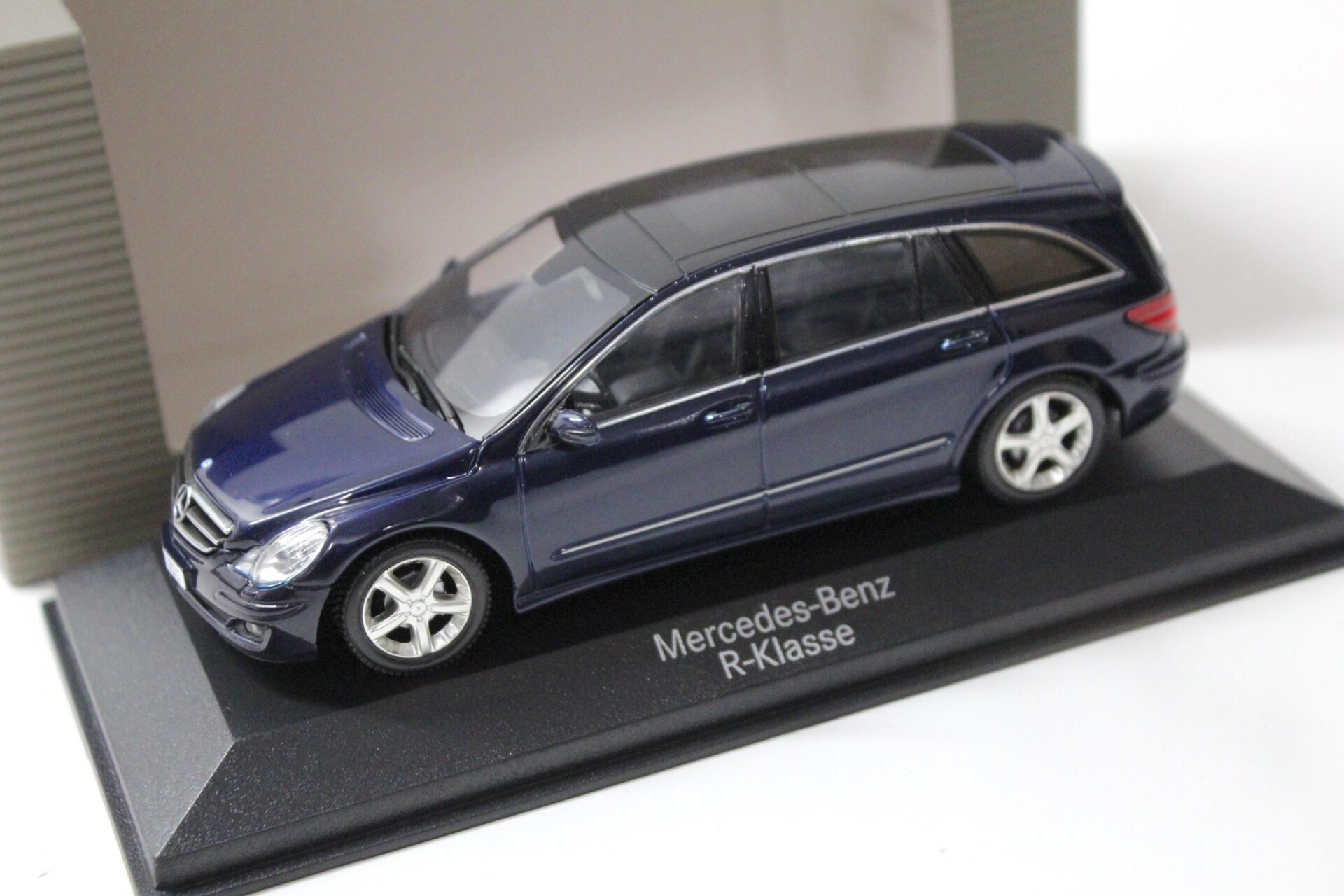 ID 51675 orig 1.jpg 1:43 Minichamps Mercedes R-Klasse 2005 dark blue DEALER VERSION