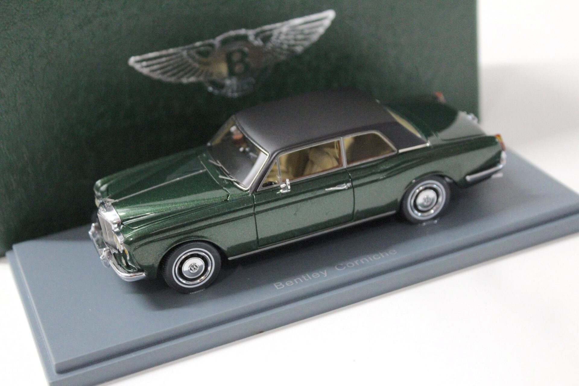 ID 51908 orig 1.jpg 1:43 Neo Bentley Corniche Coupe green metallic/ black roof