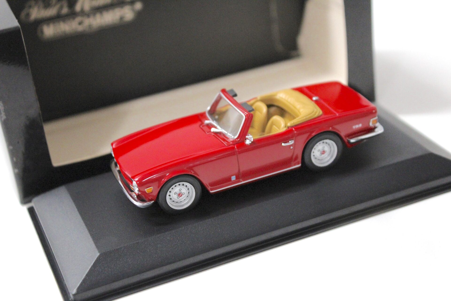 ID 52052 orig 1.jpg 1:43 Minichamps Triumph TR6 Roadster 1968-1976 red