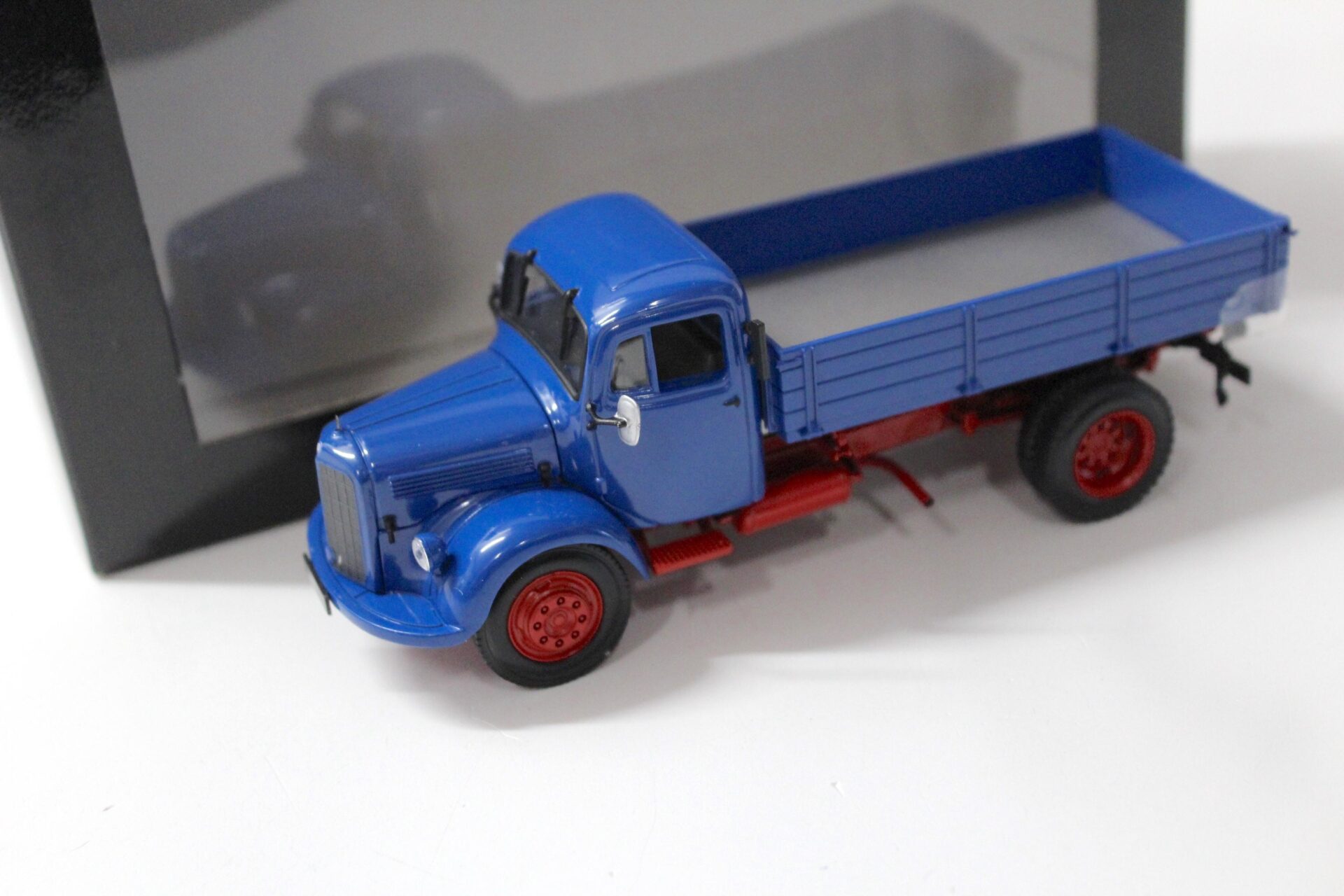 ID 52155 orig.jpg 1:43 Minichamps Mercedes L3500 Kipper Truck Pritsche 1950 blue/ red