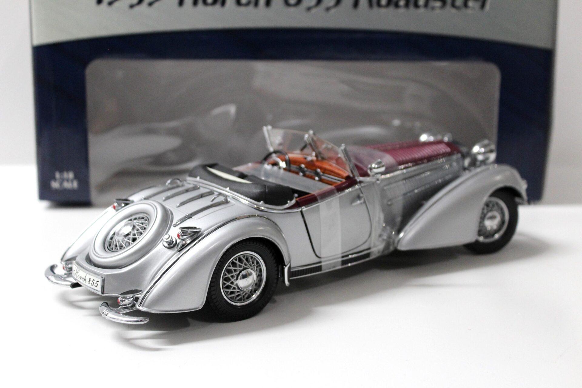 1:18 Sun Star 1939 Horch 855 Roadster silver/ red - Premium