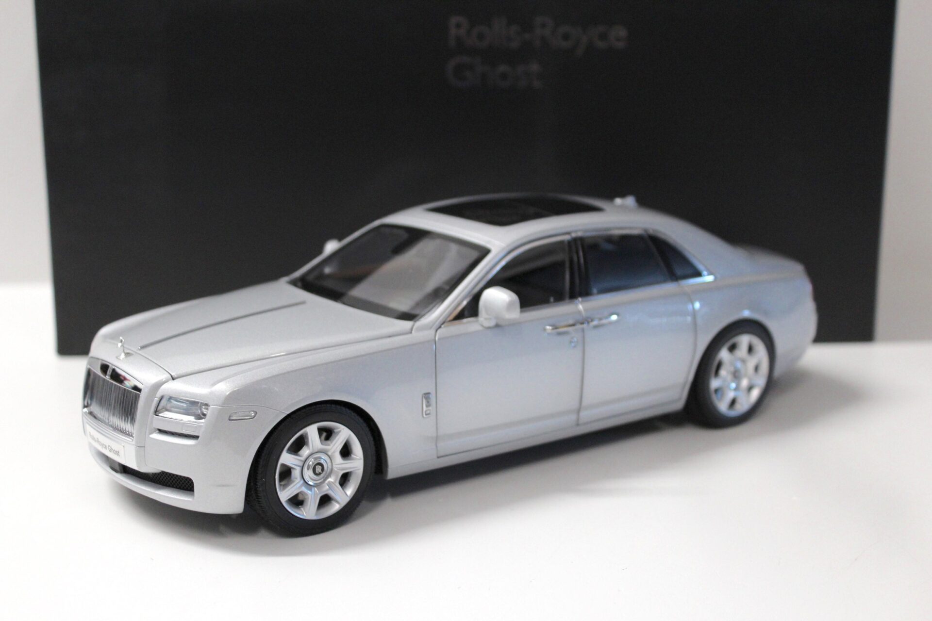 ID 52300 orig 1.jpg 1:18 Kyosho Rolls Royce Ghost silver