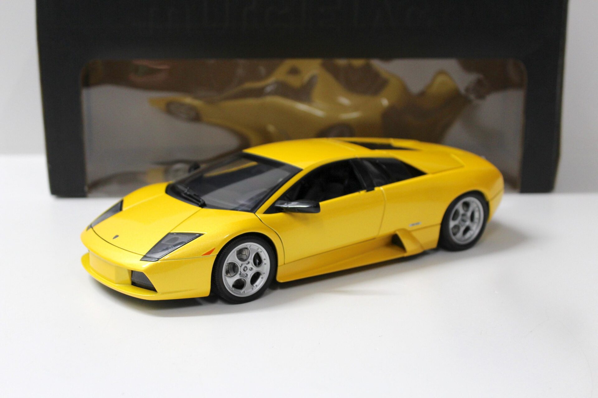 ID 52789 orig.jpg 1:18 AUTOart Lamborghini Murcielago Coupe metallic yellow