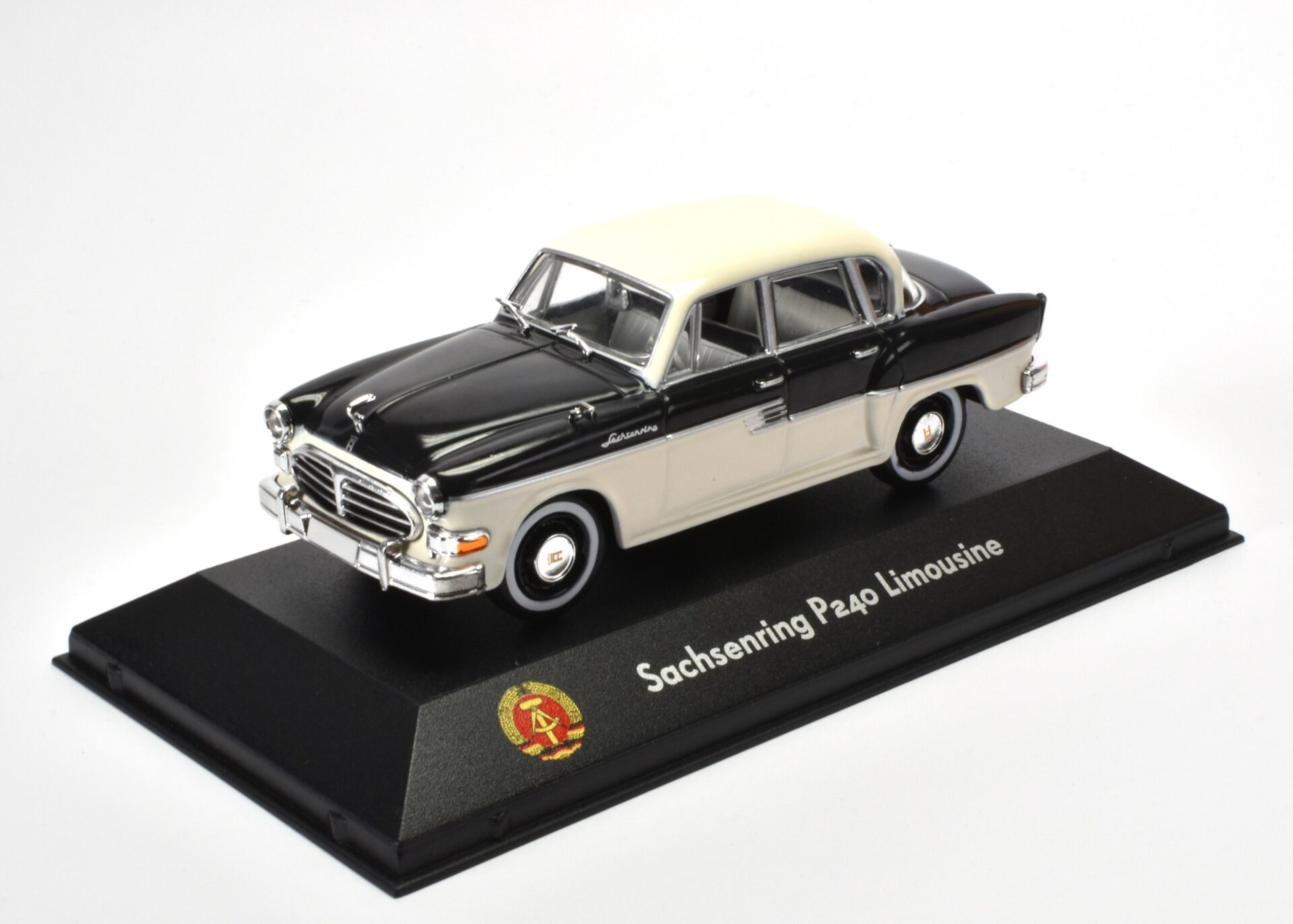 ID 52853 orig.jpg 1:43 Atlas DDR Collection Sachsenring P240 Limousine white/ black