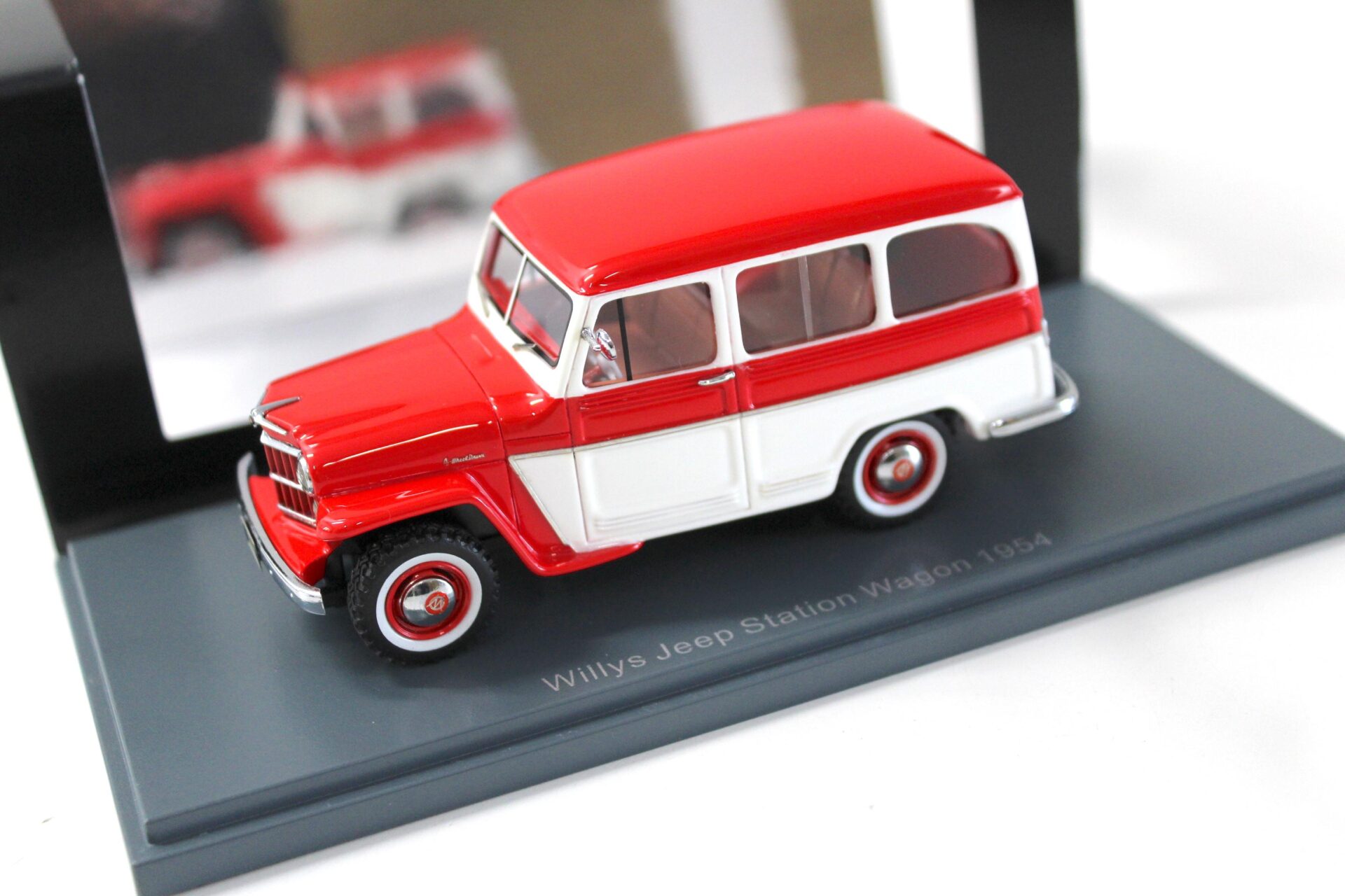 1:43 NEO Willys Jeep Station Wagon 1954 red/ white
