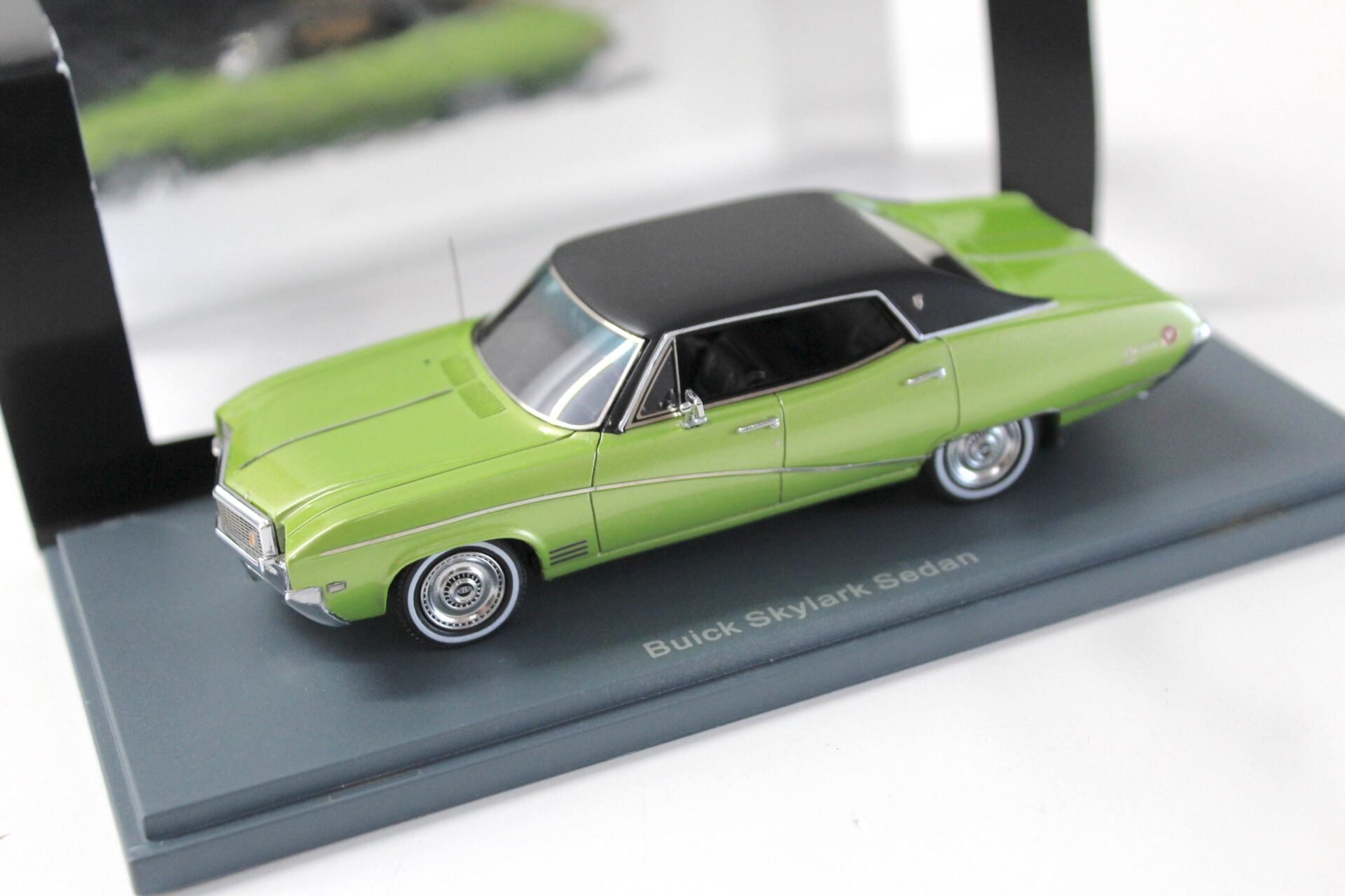 ID 53443 orig 1.jpg 1:43 NEO Buick Skylark Sedan metallic green/ black roof