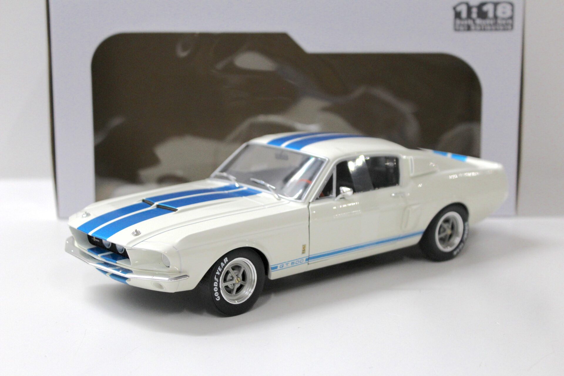 ID 53556 orig 1.jpg 1:18 Solido 1967 Ford Mustang Shelby GT500 Coupe white/ blue stripes