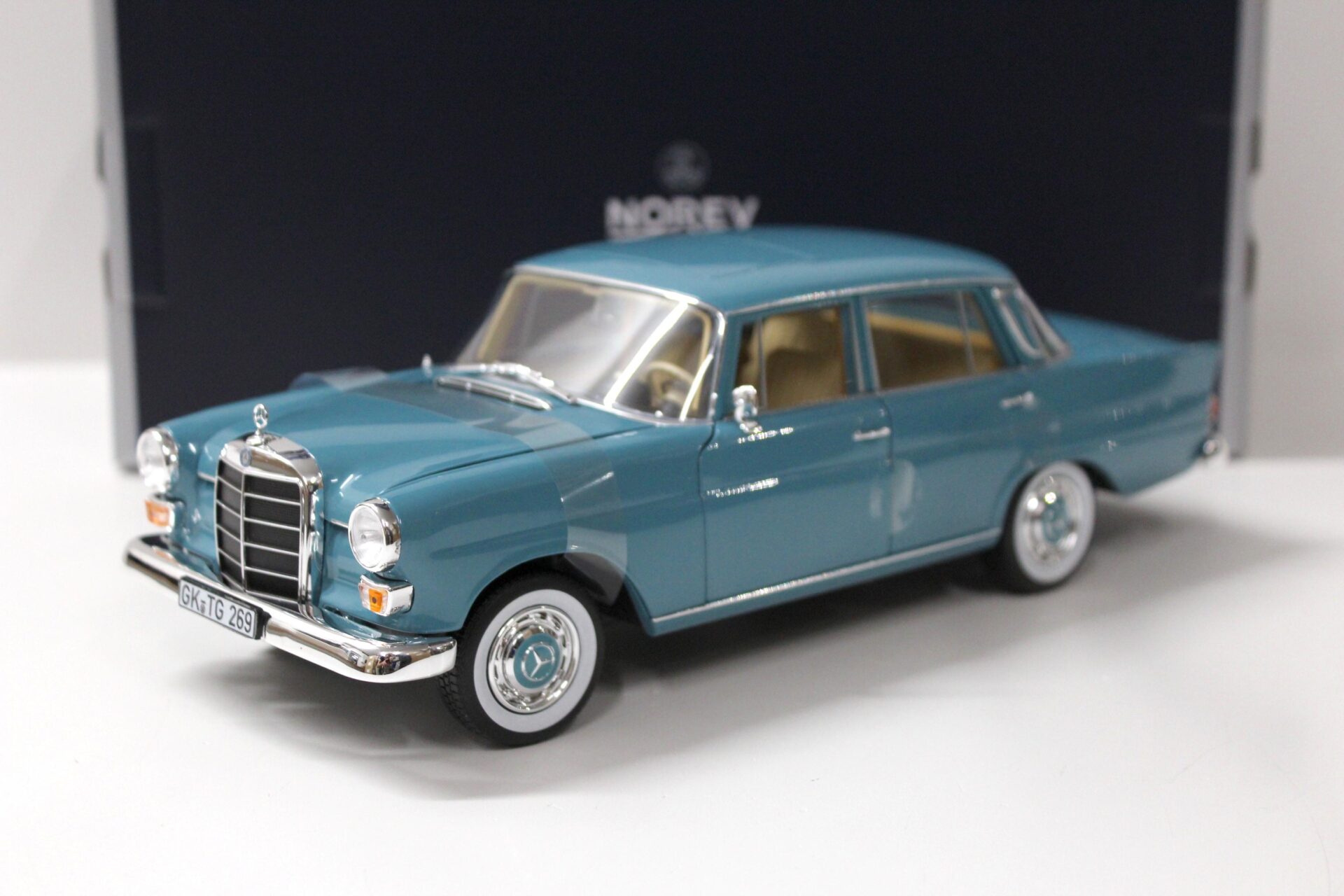 ID 53733 orig.jpg 1:18 Norev Mercedes 200 W110 Limousine 1966 green